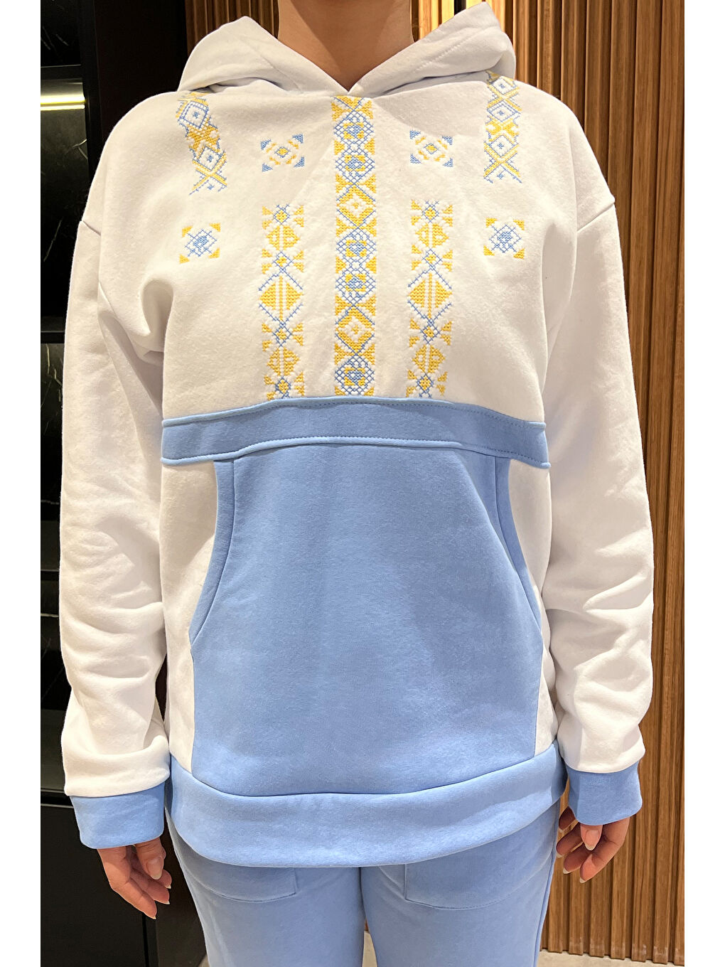 Beyaz Nakışlı Kanguru Cepli Kadın Şardonlu Eşofman Takımı-3