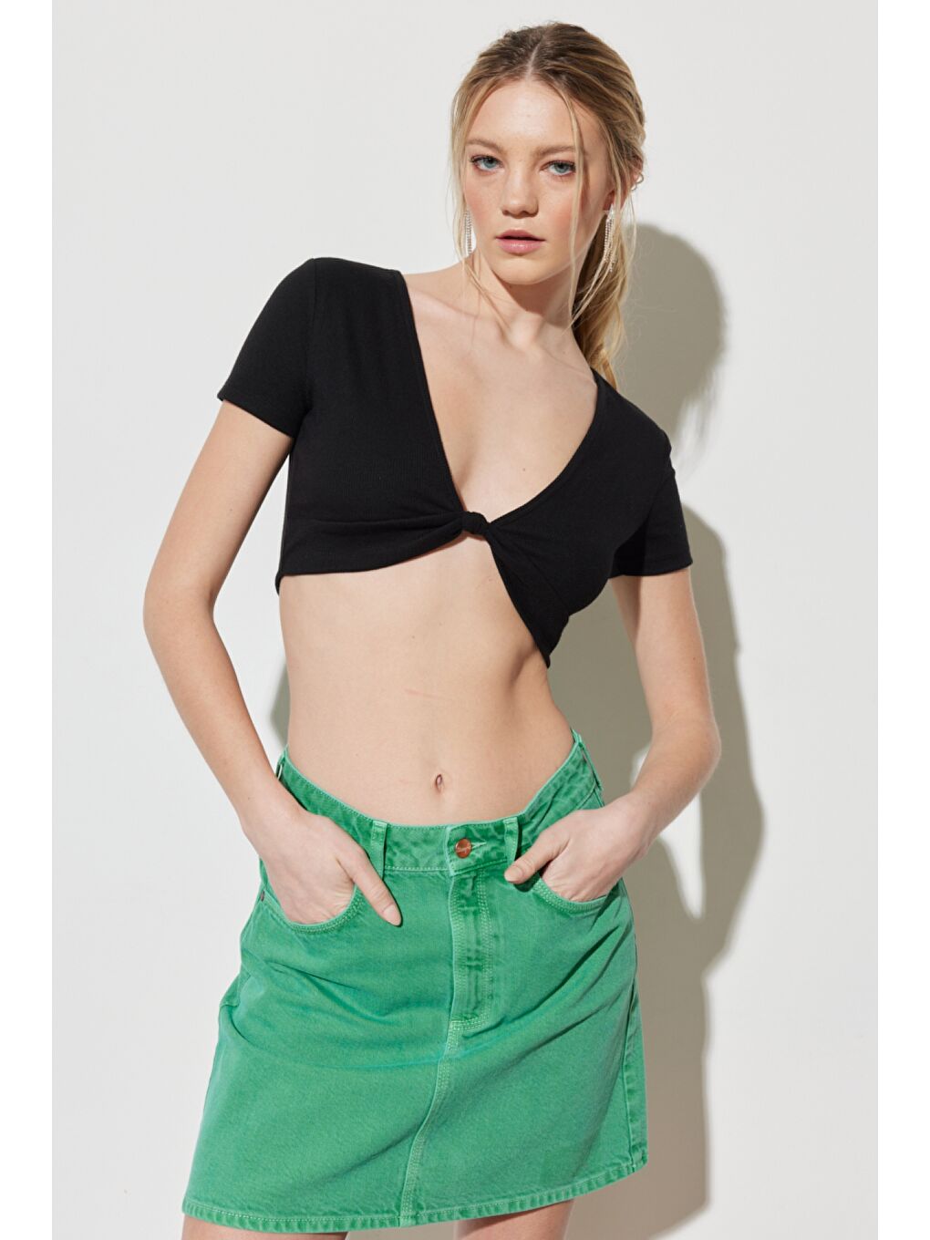 Regular Fit Normal Kesim V Yaka Siyah Crop Bluz