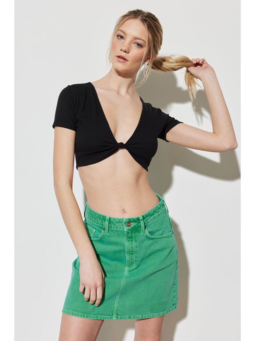 Regular Fit Normal Kesim V Yaka Siyah Crop Bluz-1