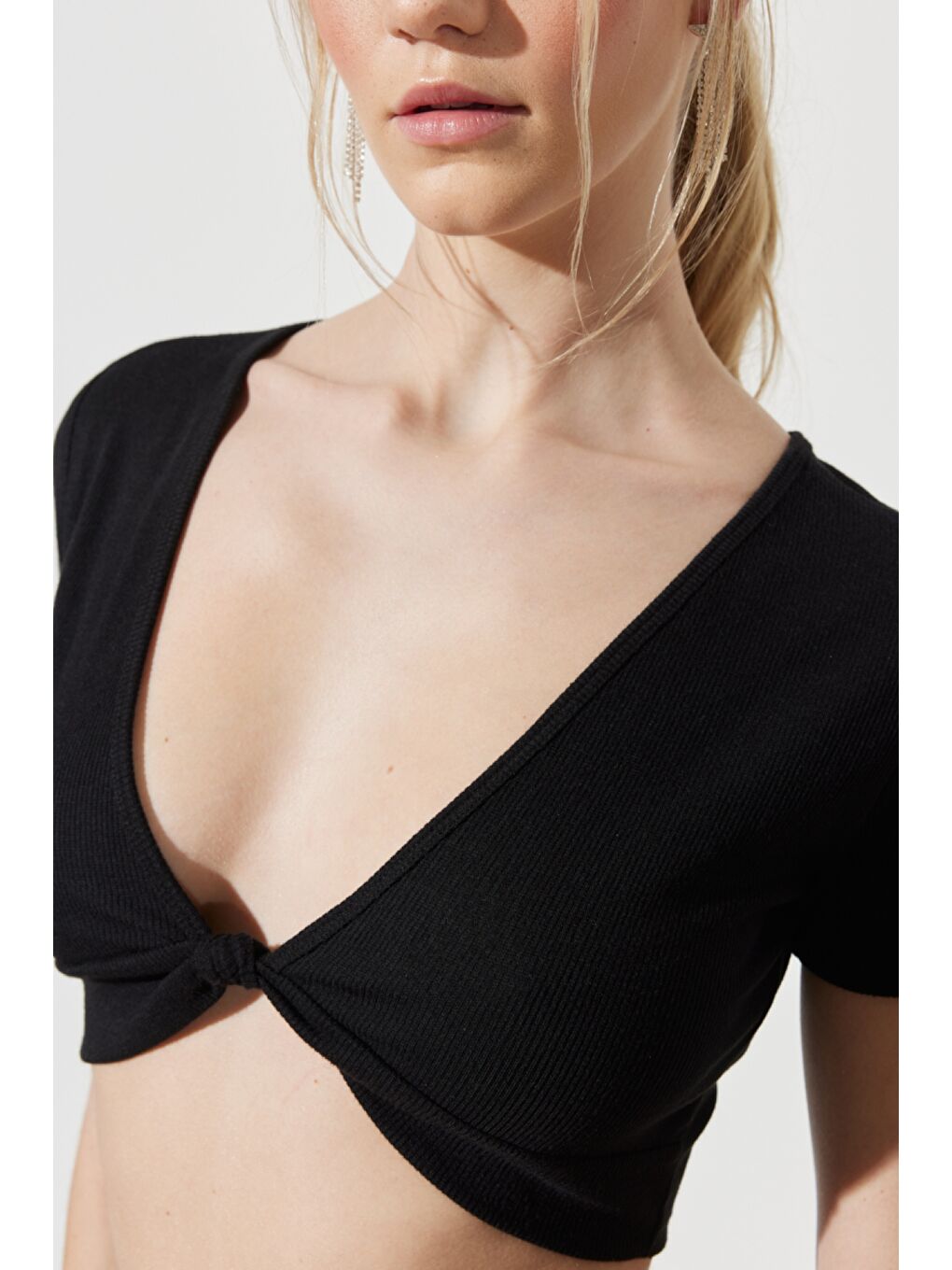 Regular Fit Normal Kesim V Yaka Siyah Crop Bluz-3