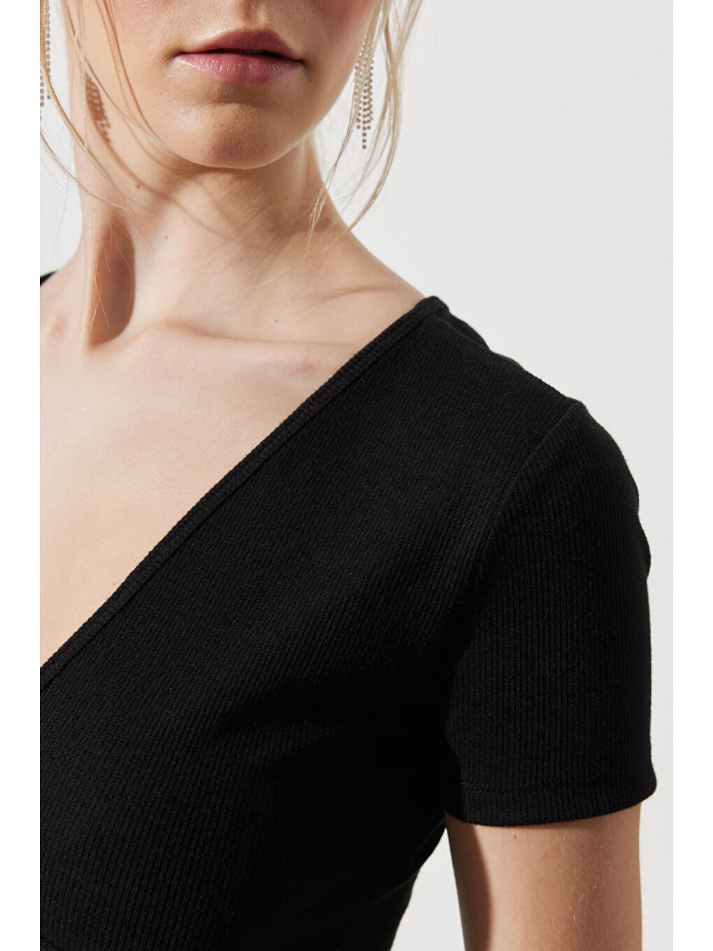 Regular Fit Normal Kesim V Yaka Siyah Crop Bluz-4