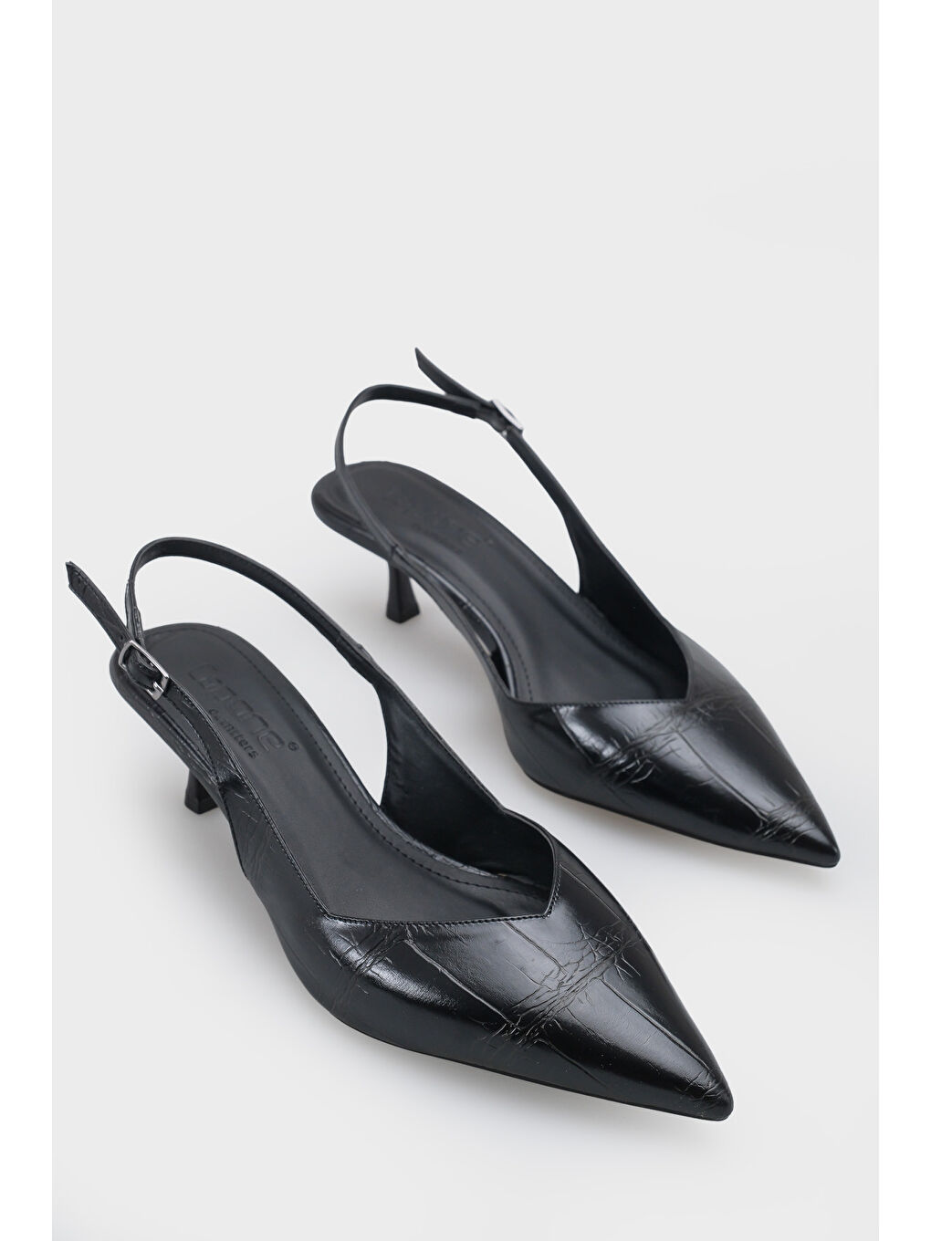 Siyah Yoki Sivri Burunlu Arkası Bantlı Orta Topuklu Kadın Ayakkabı-1