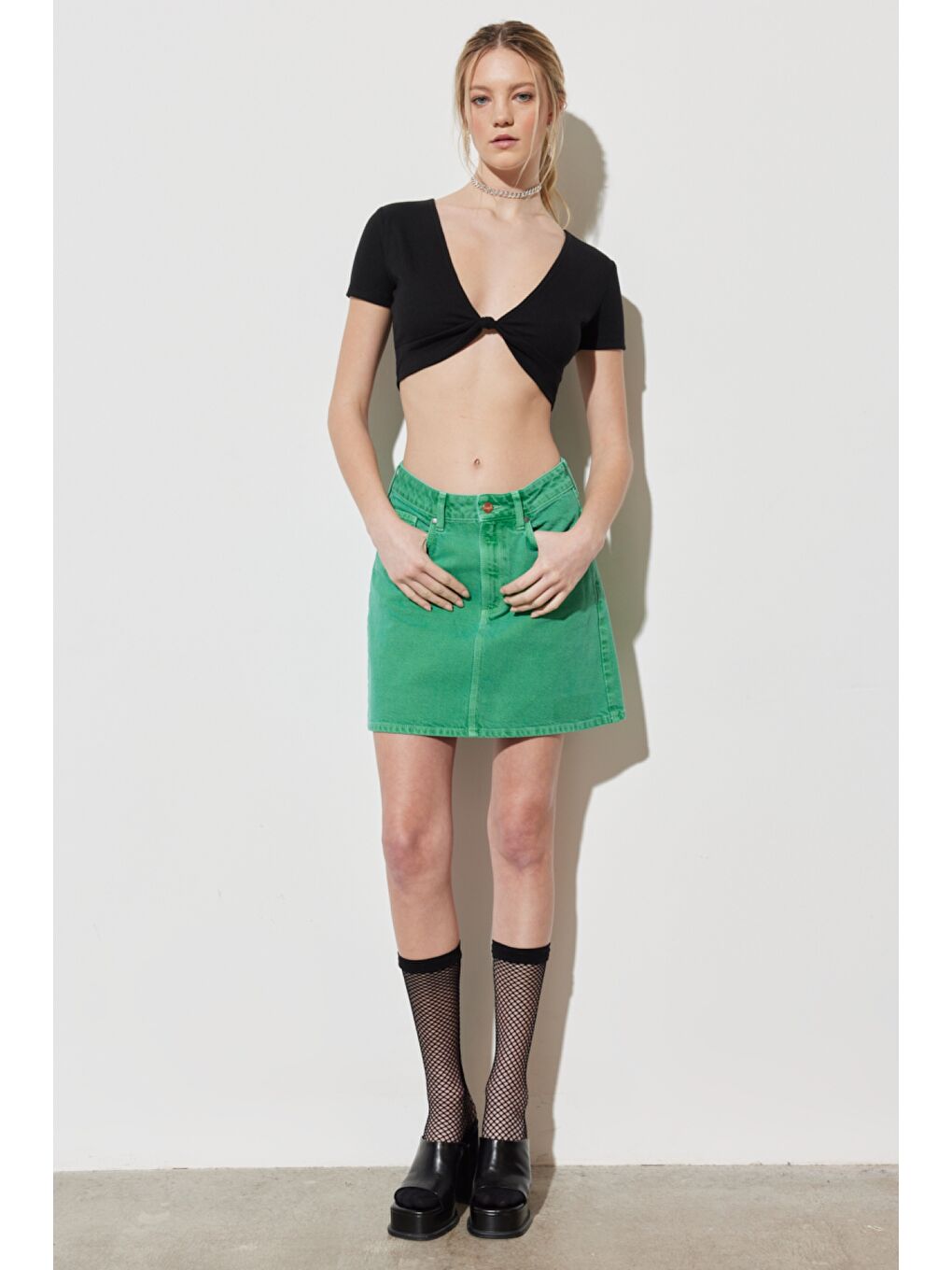 Regular Fit Normal Kesim V Yaka Siyah Crop Bluz-5