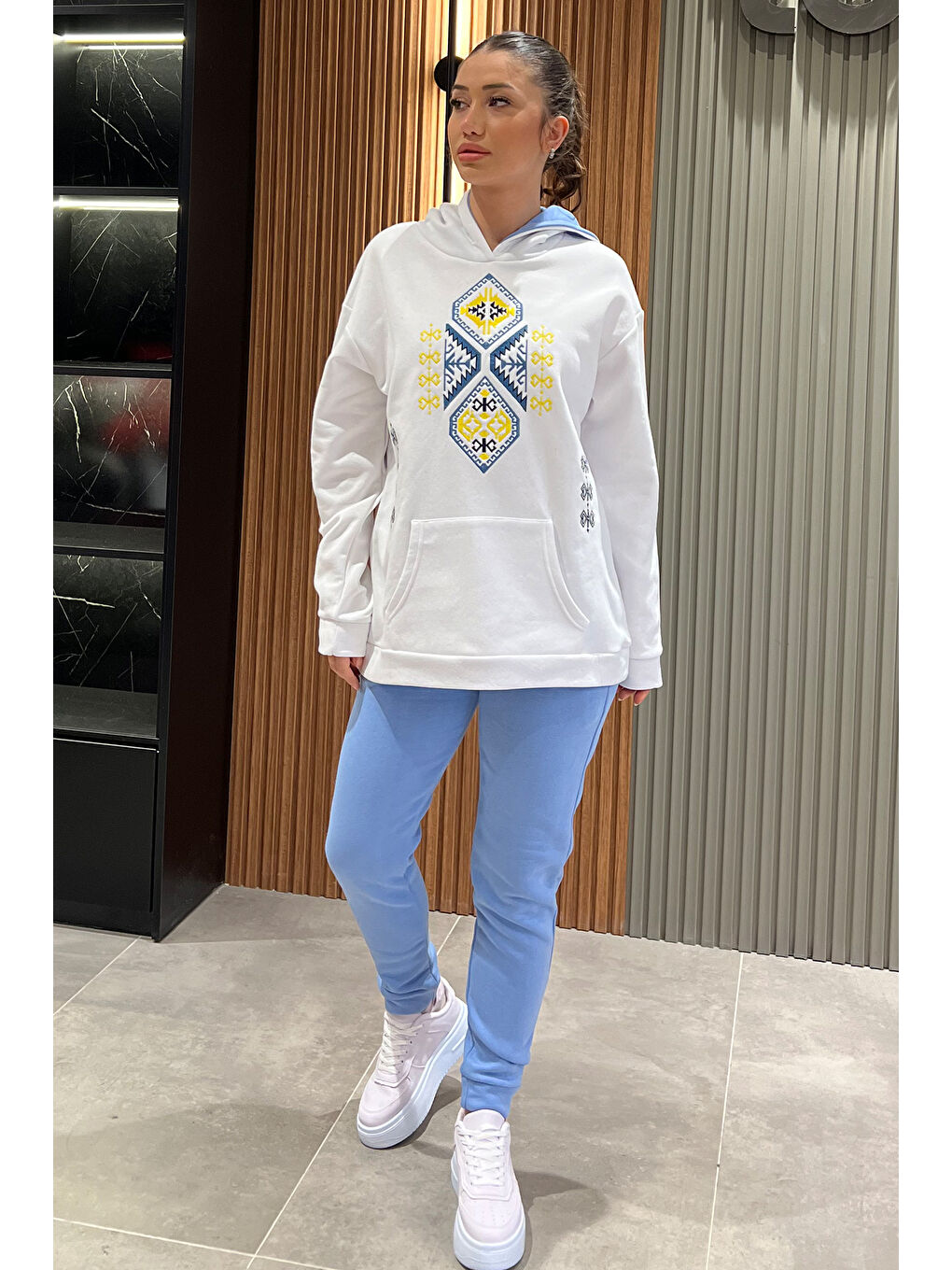 Beyaz Kadın Kapüşonlu Nakış Detaylı Şardonlu Eşofman Takımı