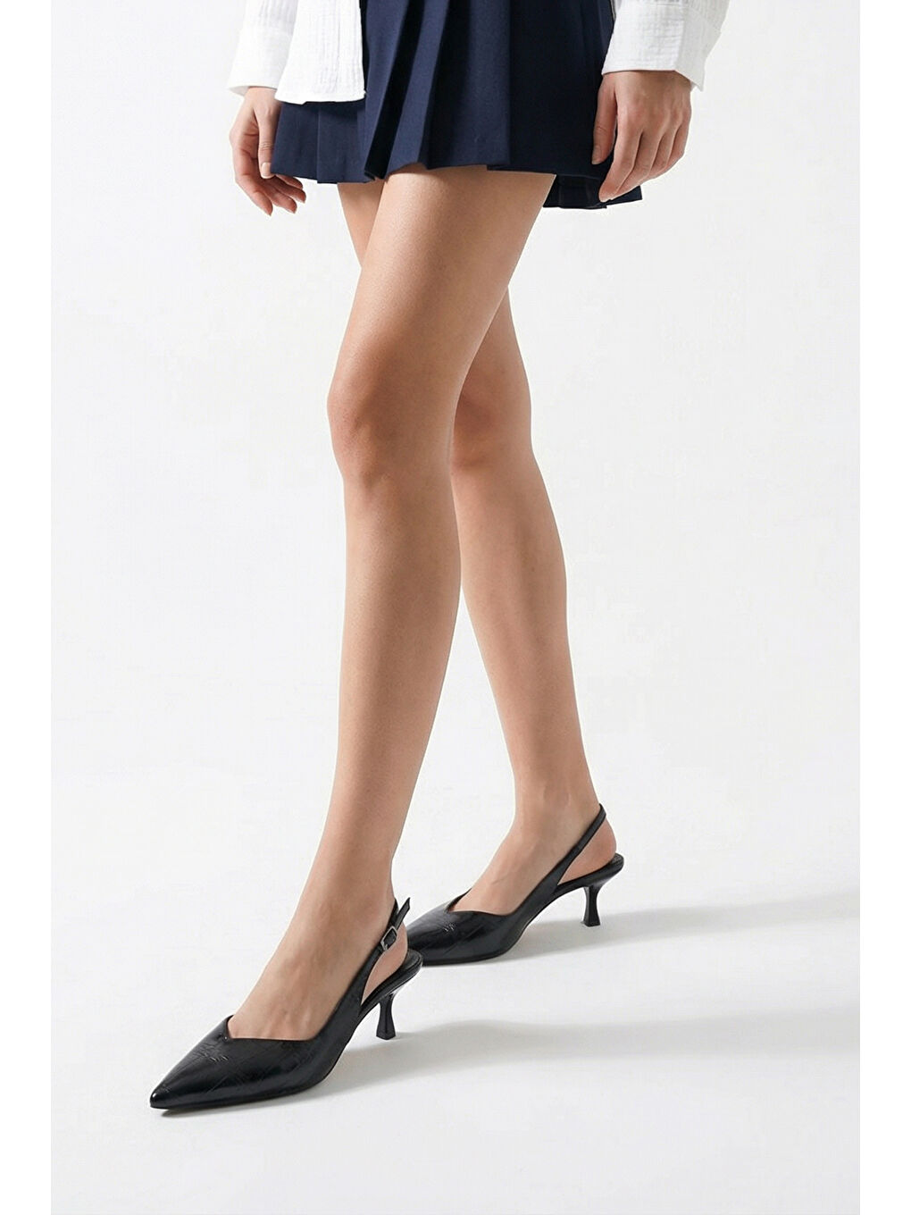 Siyah Yoki Sivri Burunlu Arkası Bantlı Orta Topuklu Kadın Ayakkabı-2