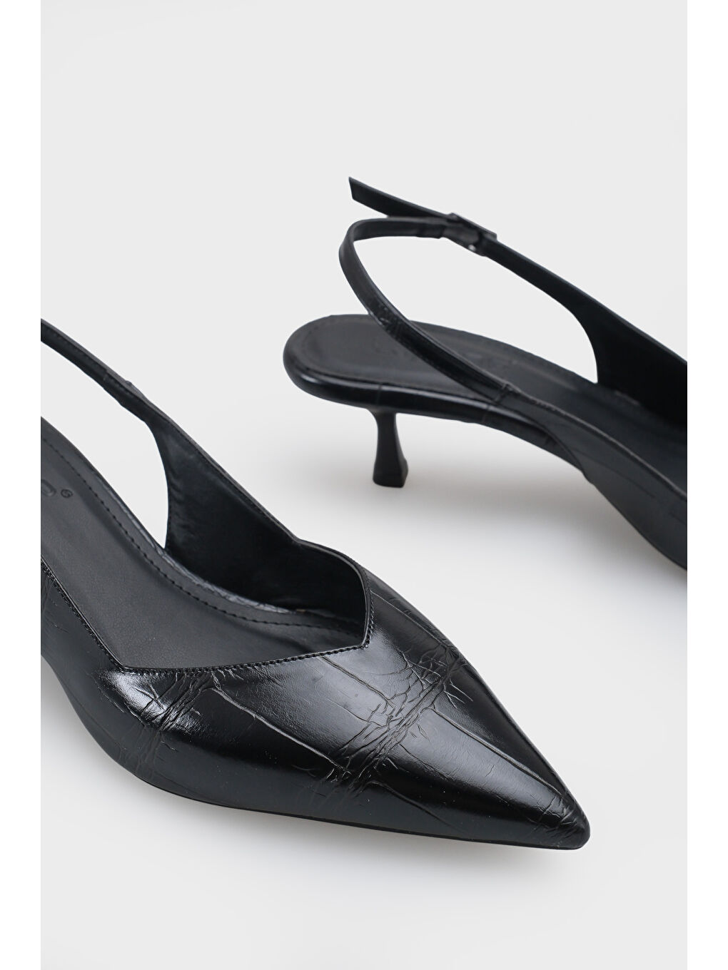 Siyah Yoki Sivri Burunlu Arkası Bantlı Orta Topuklu Kadın Ayakkabı-6