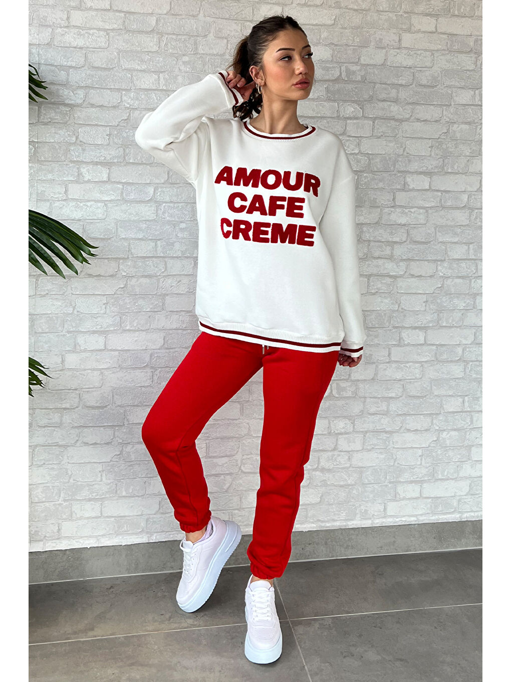 Beyaz Kadın Bisiklet Yaka Yazı Nakışlı Şardonlu Eşofman Takımı