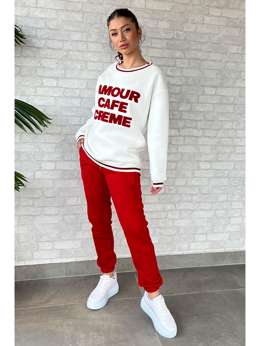 Beyaz Kadın Bisiklet Yaka Yazı Nakışlı Şardonlu Eşofman Takımı-1