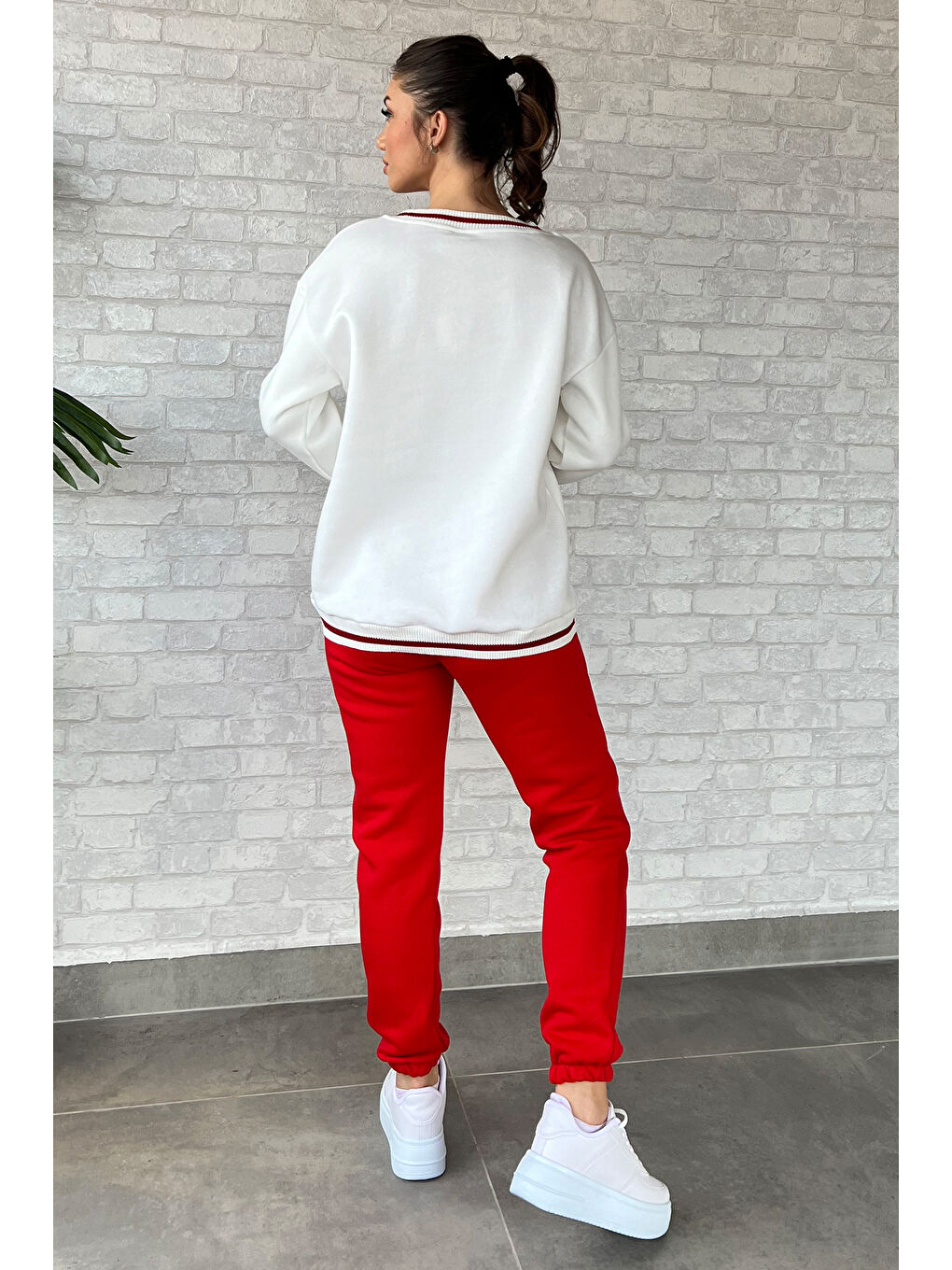 Beyaz Kadın Bisiklet Yaka Yazı Nakışlı Şardonlu Eşofman Takımı-2