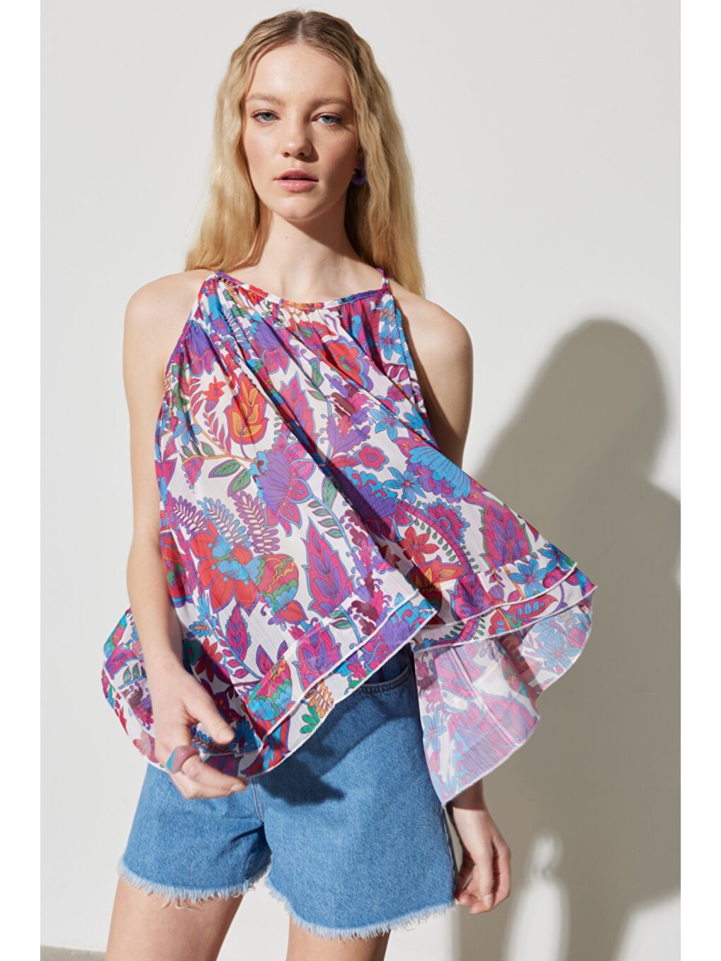 Karışık Regular Fit Normal Kesim Bisiklet Yaka Kolsuz Desenli Kloş Bluz-1