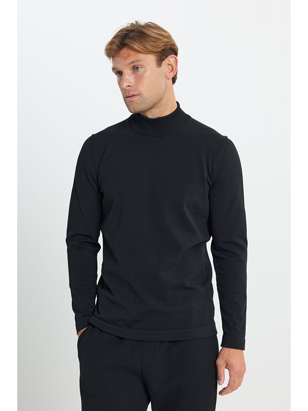 Erkek Siyah Standart Fit Normal Kesim Yarım Balıkçı Yaka Triko Kazak