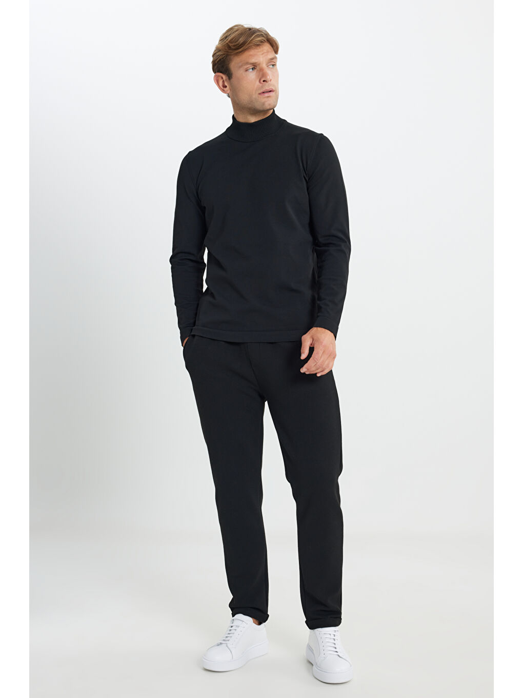 Erkek Siyah Standart Fit Normal Kesim Yarım Balıkçı Yaka Triko Kazak-1