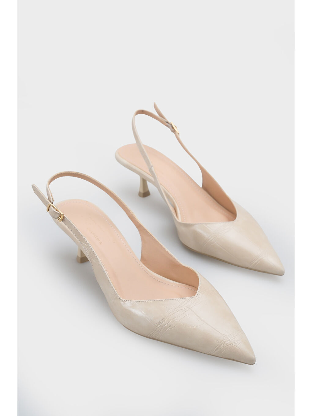 Bej Yoki Sivri Burunlu Arkası Bantlı Orta Topuklu Kadın Ayakkabı-1