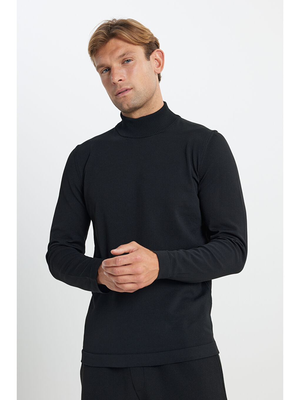 Erkek Siyah Standart Fit Normal Kesim Yarım Balıkçı Yaka Triko Kazak-2