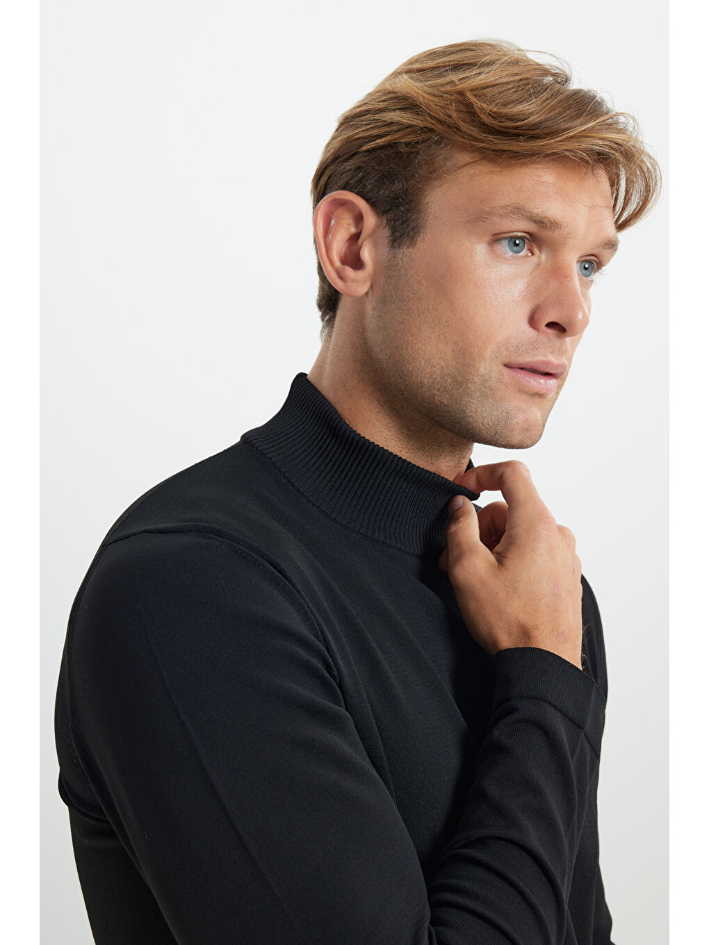 Erkek Siyah Standart Fit Normal Kesim Yarım Balıkçı Yaka Triko Kazak-4