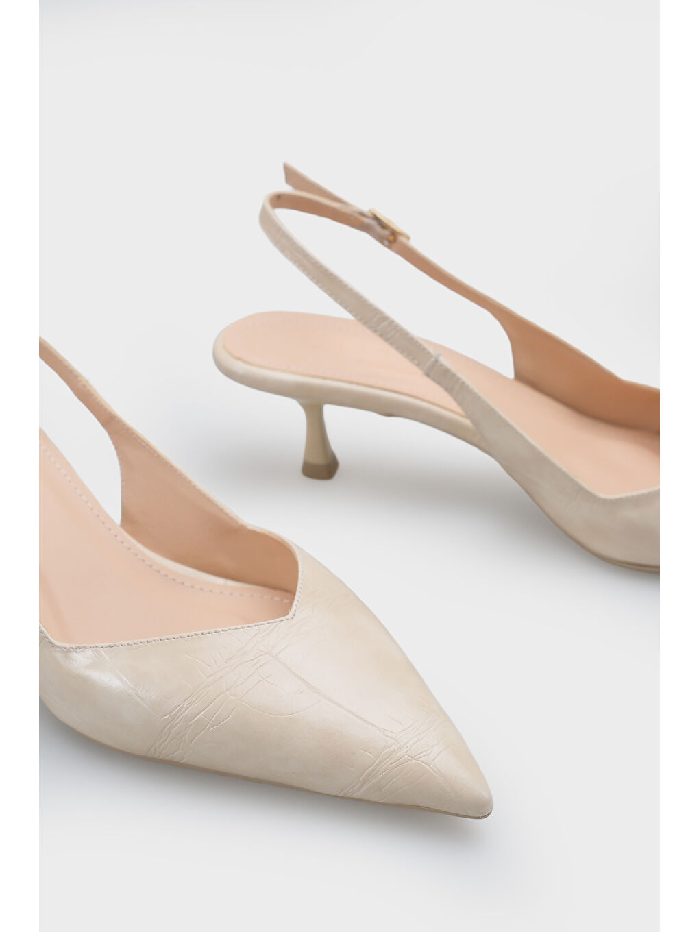 Bej Yoki Sivri Burunlu Arkası Bantlı Orta Topuklu Kadın Ayakkabı-6