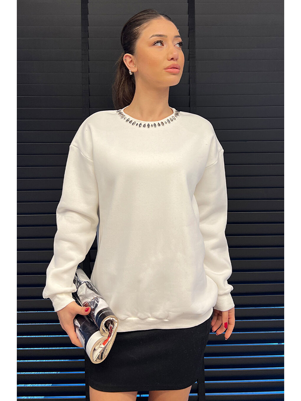Beyaz Bisiklet Yaka Taş Detaylı Şardonlu Sweatshirt