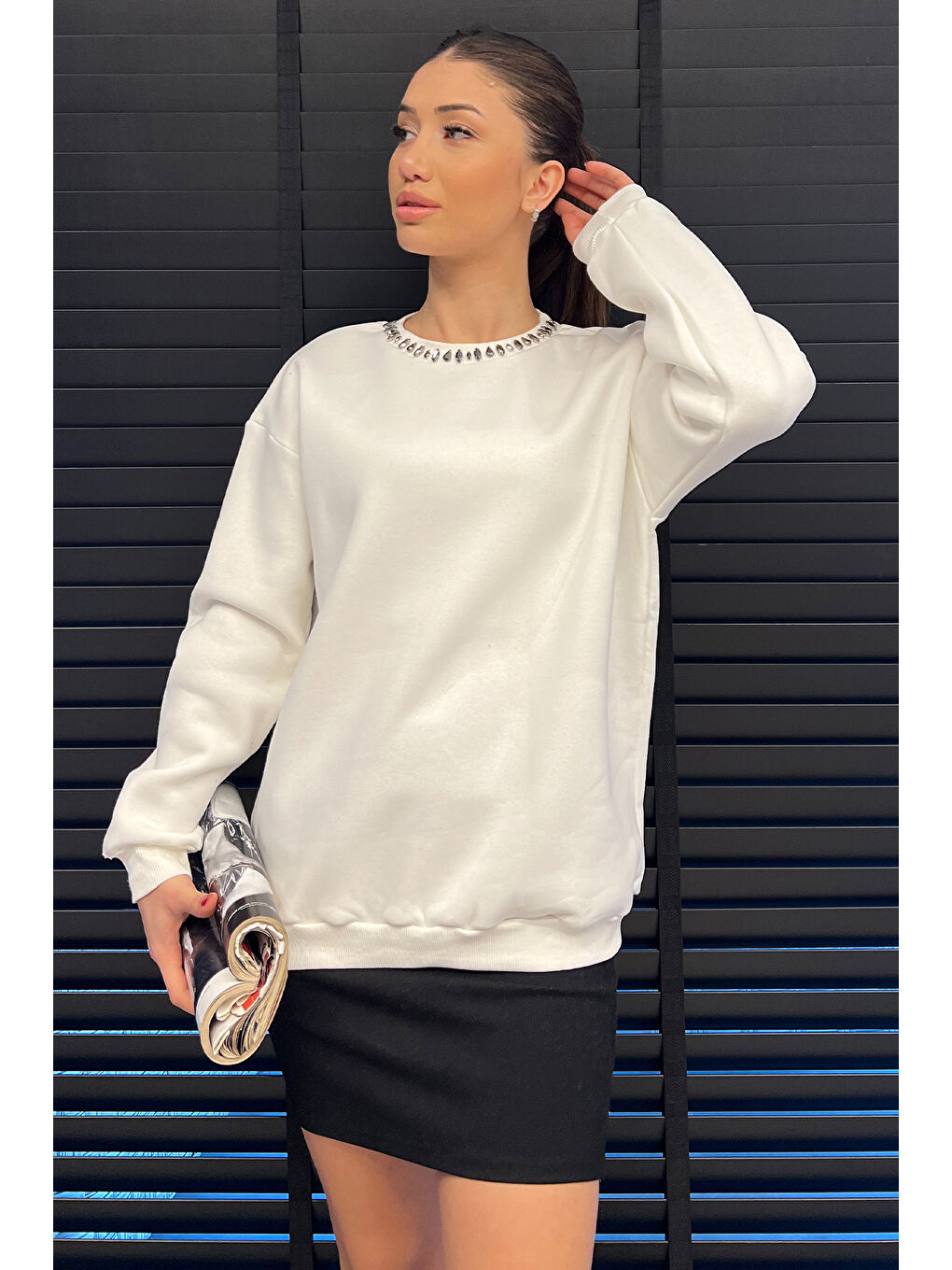 Beyaz Bisiklet Yaka Taş Detaylı Şardonlu Sweatshirt-1