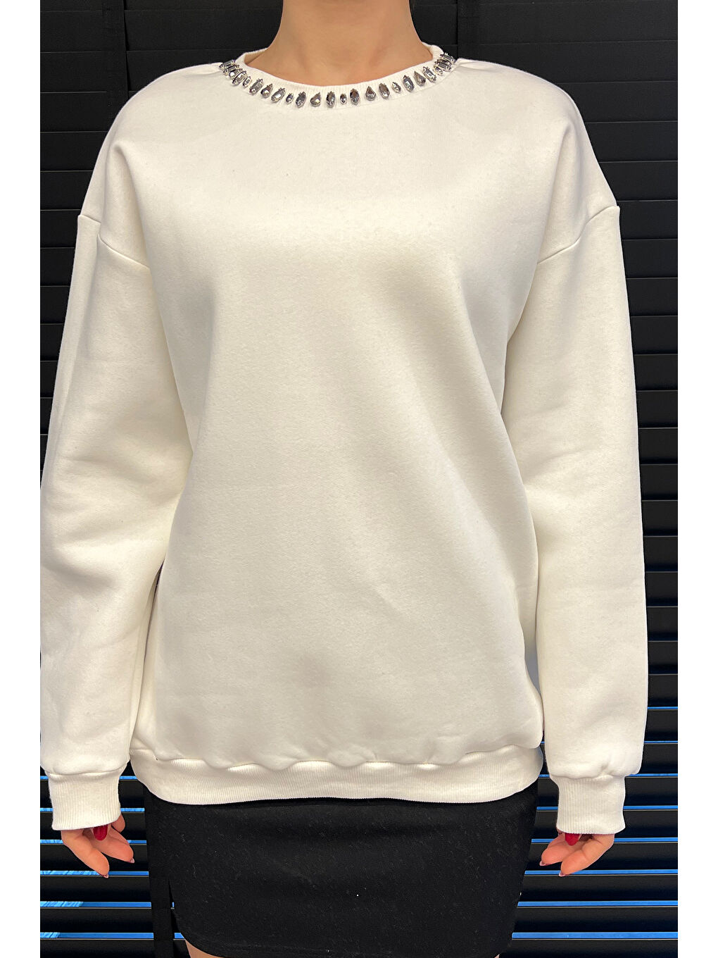 Beyaz Bisiklet Yaka Taş Detaylı Şardonlu Sweatshirt-2