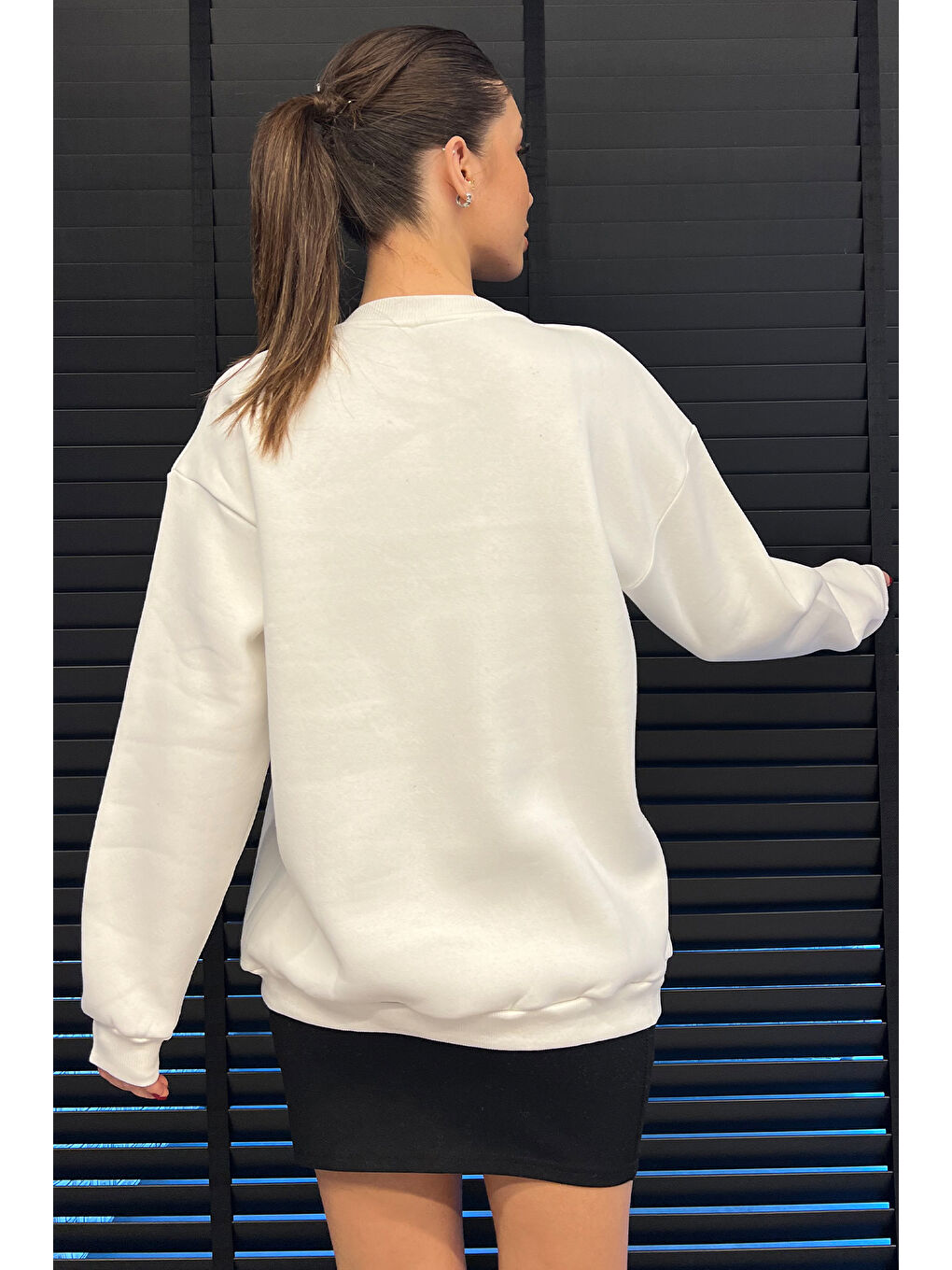 Beyaz Bisiklet Yaka Taş Detaylı Şardonlu Sweatshirt-3