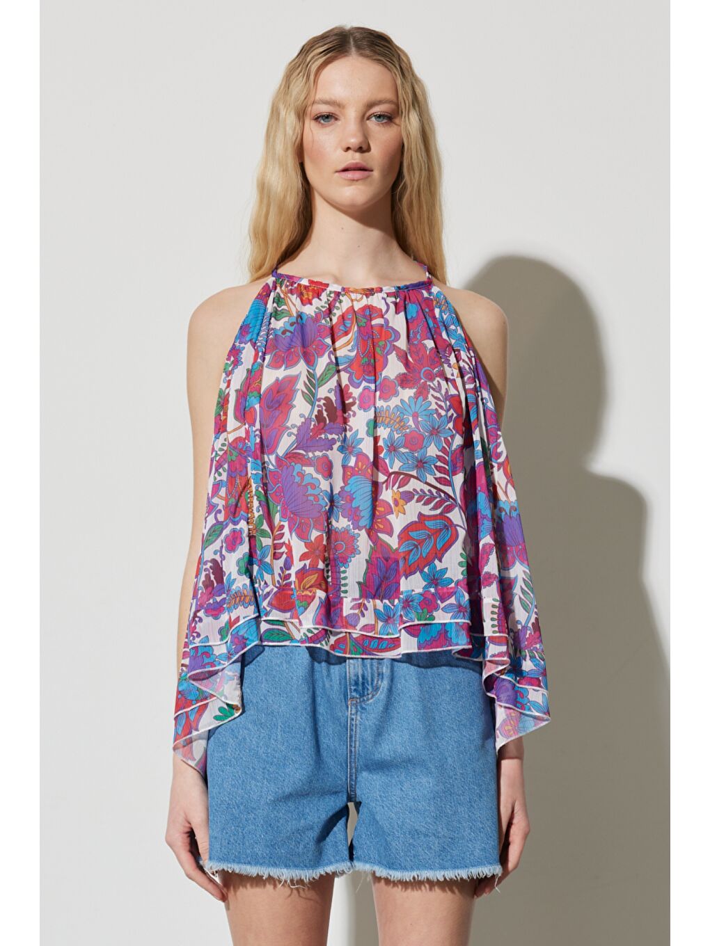 Karışık Regular Fit Normal Kesim Bisiklet Yaka Kolsuz Desenli Kloş Bluz-4