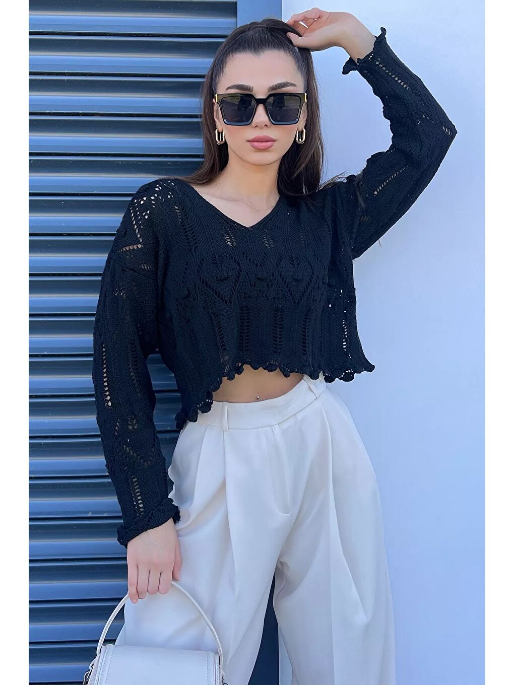 GÜLSELİ Siyah V Yaka Ajurlu Kadın Crop Top Bluz