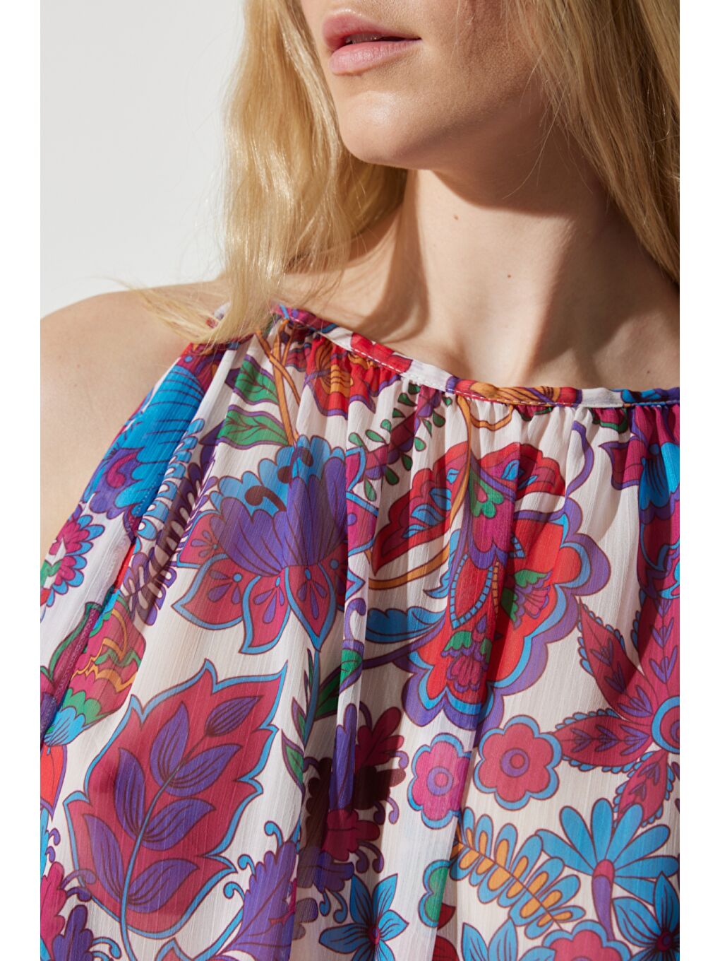 Karışık Regular Fit Normal Kesim Bisiklet Yaka Kolsuz Desenli Kloş Bluz-5