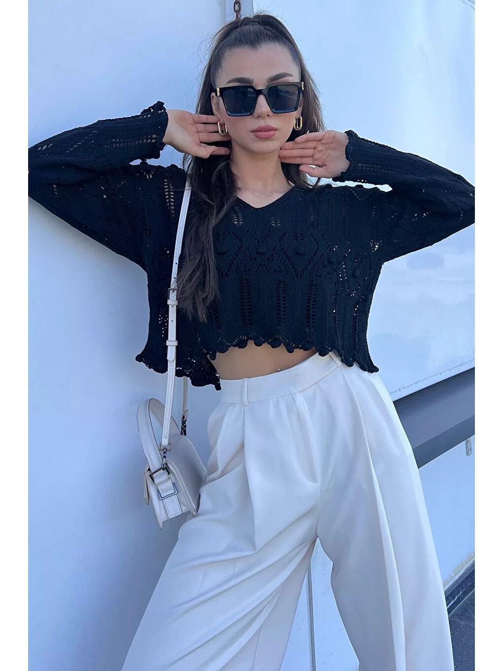 GÜLSELİ Siyah V Yaka Ajurlu Kadın Crop Top Bluz - 1