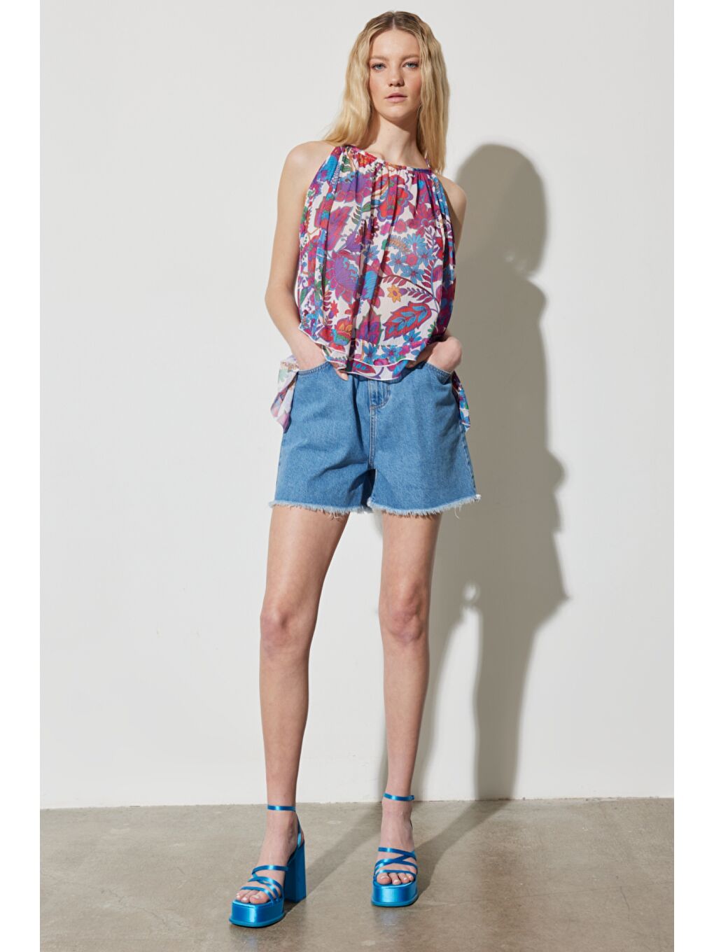 Karışık Regular Fit Normal Kesim Bisiklet Yaka Kolsuz Desenli Kloş Bluz-6