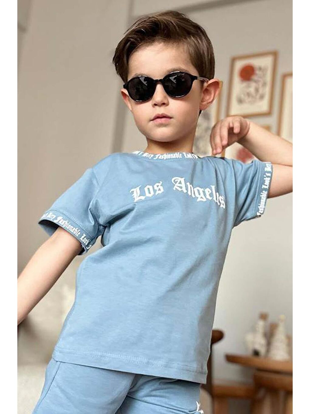 Erkek Çocuk Yakası ve Kol Uçlarında Yazı Detaylı LA Mavi Şortlu Takım-1