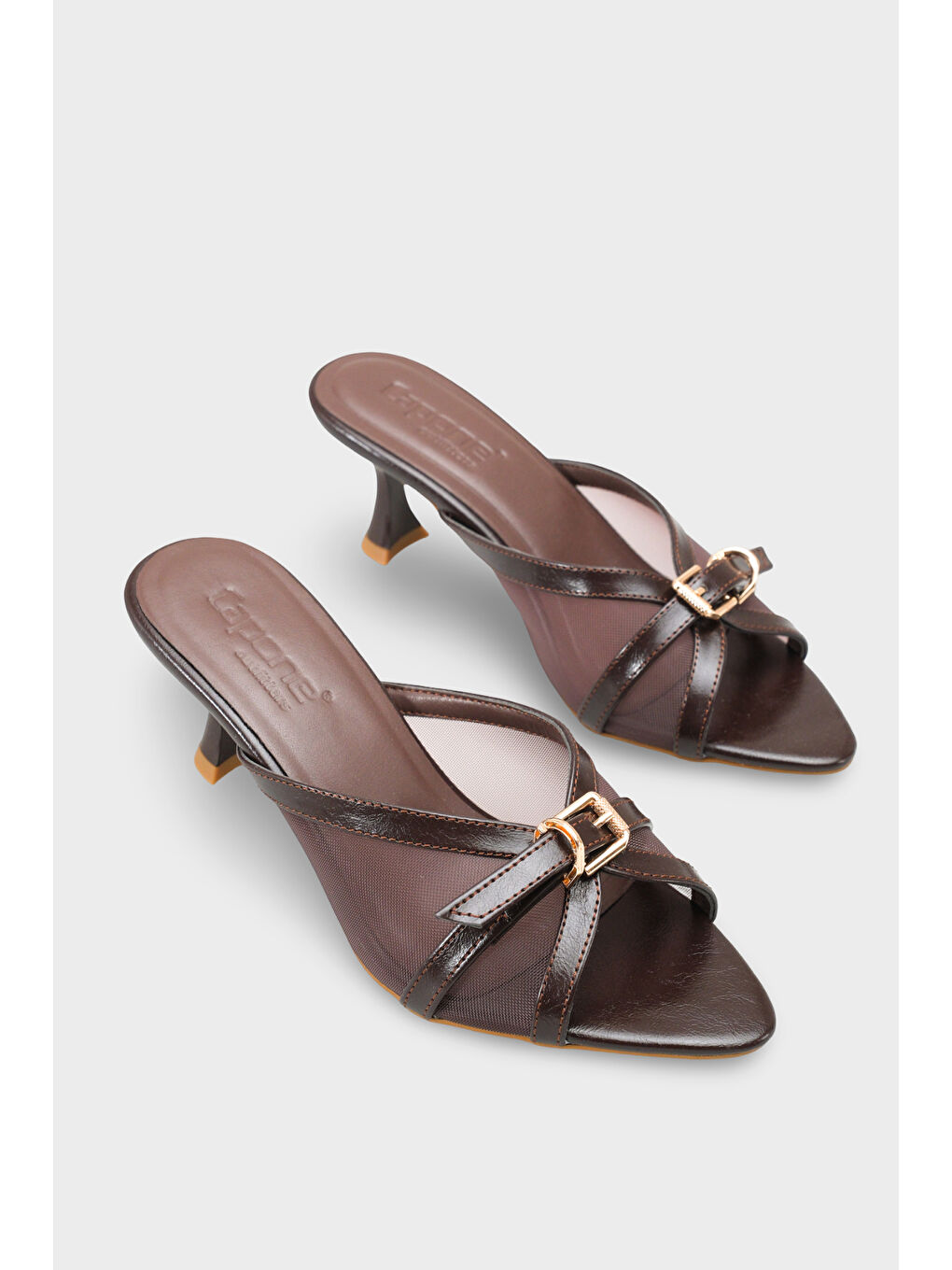 Kahverengi Marnie Sivri Burunlu Fileli Metal Tokalı Orta Topuklu Kadın Terlik-1