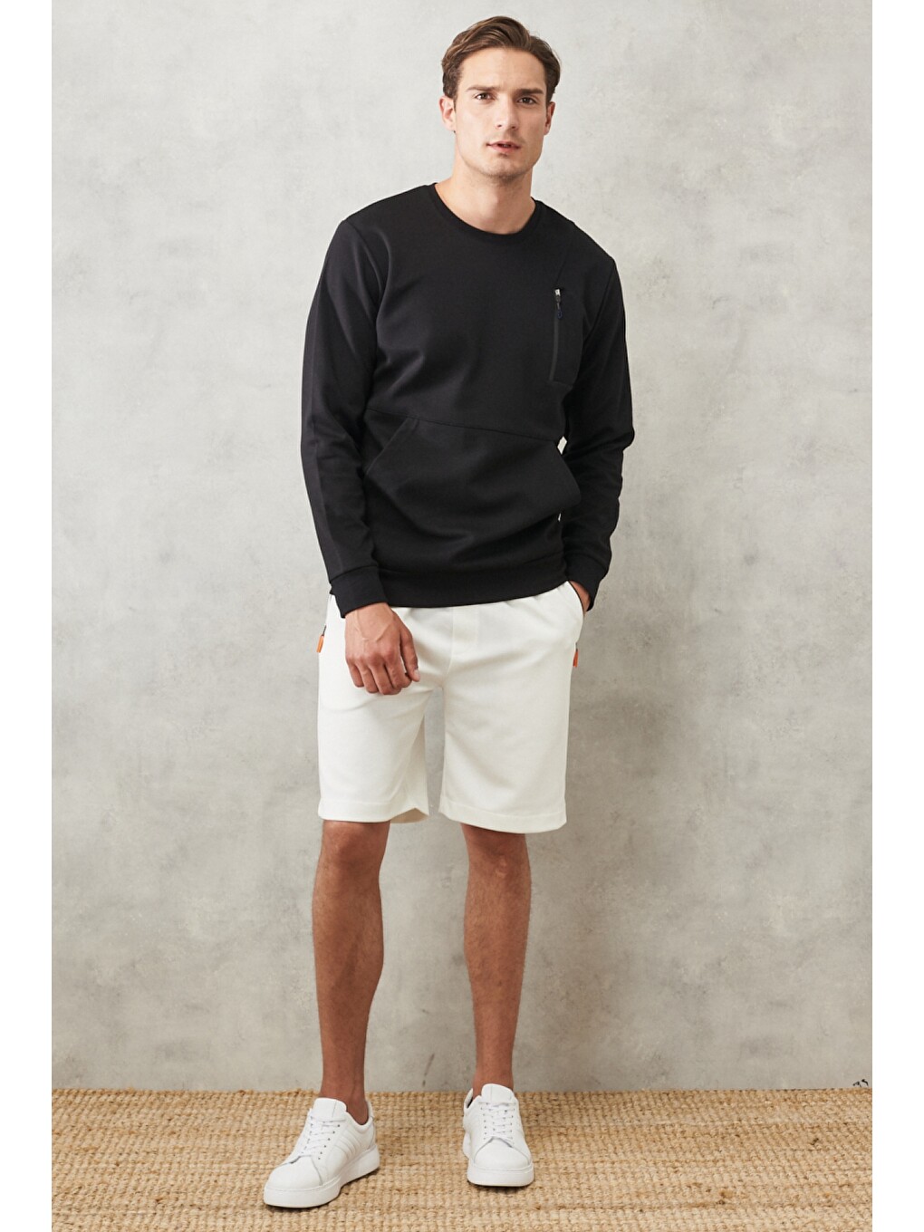 Erkek Siyah Standart Fit Bisiklet Yaka Fermuar Detaylı Cepli Sweatshirt-1