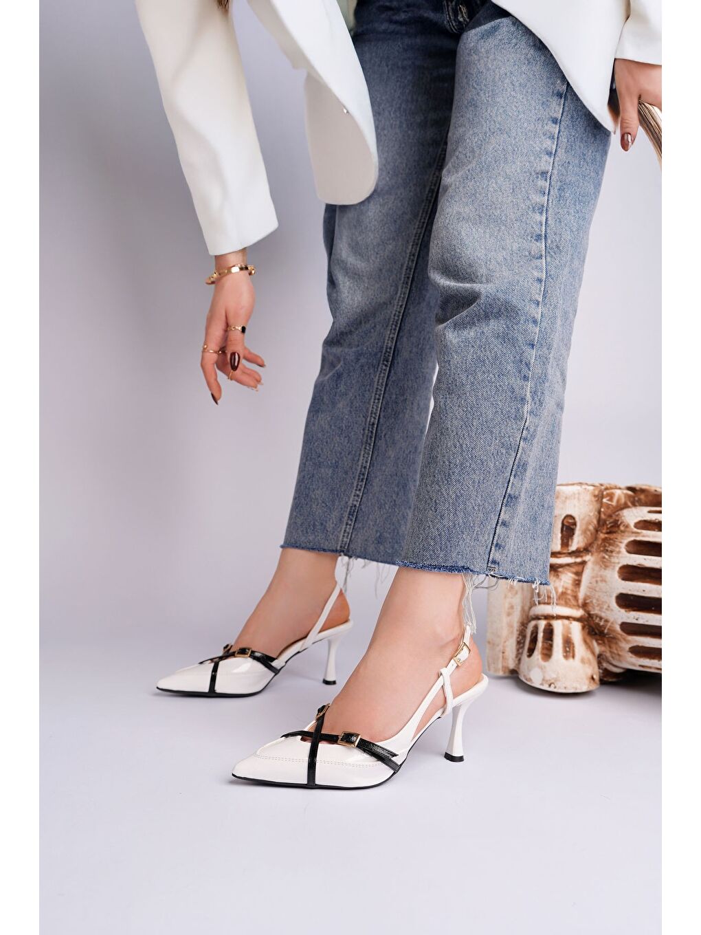 Beyaz İCONS Sivri Burun Arkası Açık Kemer Detaylı İki Bantlı Kadın Topuklu Ayakkabı-2