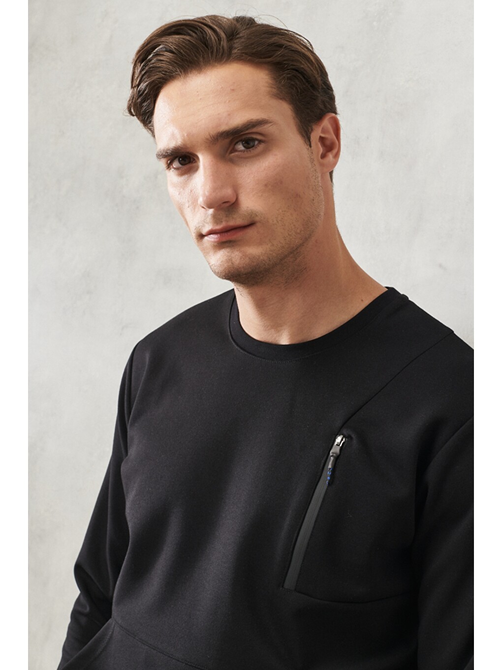 Erkek Siyah Standart Fit Bisiklet Yaka Fermuar Detaylı Cepli Sweatshirt-2