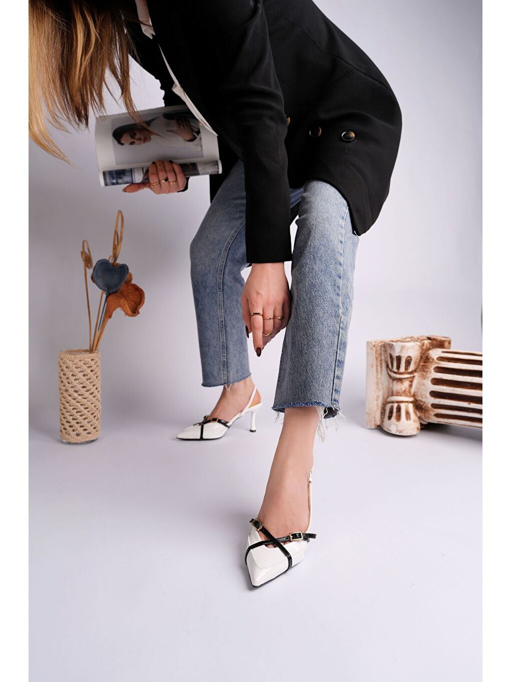 Beyaz İCONS Sivri Burun Arkası Açık Kemer Detaylı İki Bantlı Kadın Topuklu Ayakkabı-6