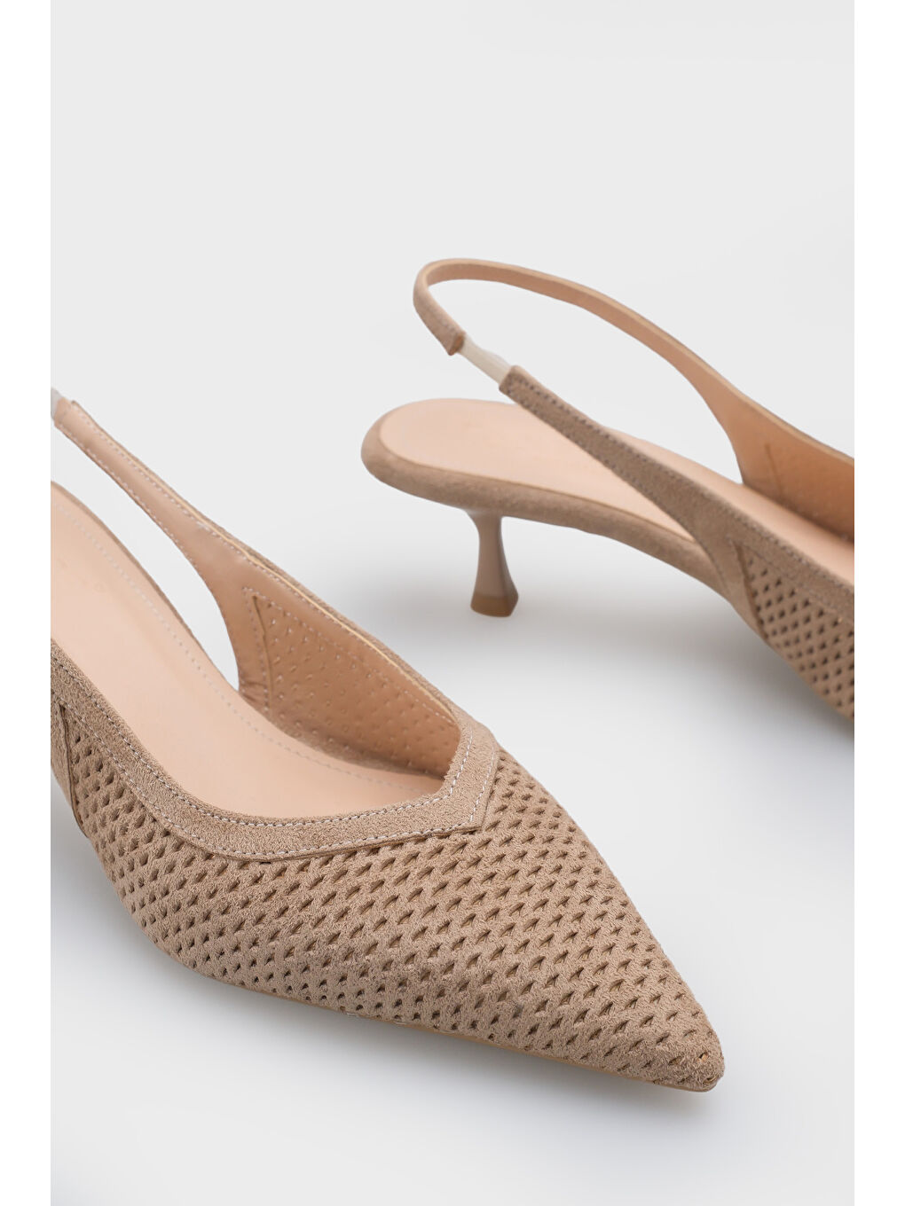 Bej Flori Sivri Burunlu Orta Topuklu Arkası Açık Kadın Ayakkabı-6