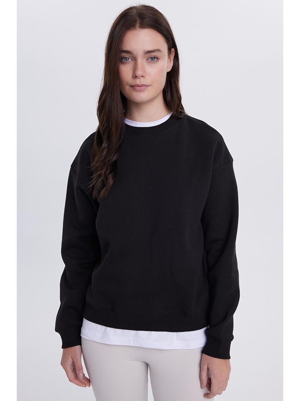 Kadın Oversize Geniş Kesim Pamuklu Bisiklet Yaka Siyah Sweatshirt-1