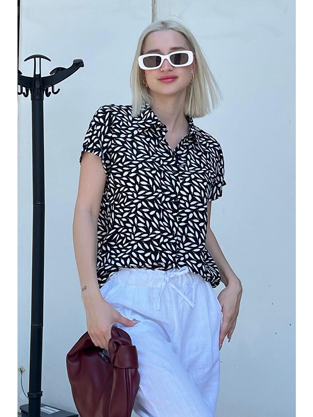 Siyah Çiçek Desenli Kısa Kollu Kadın Gömlek Mg2098