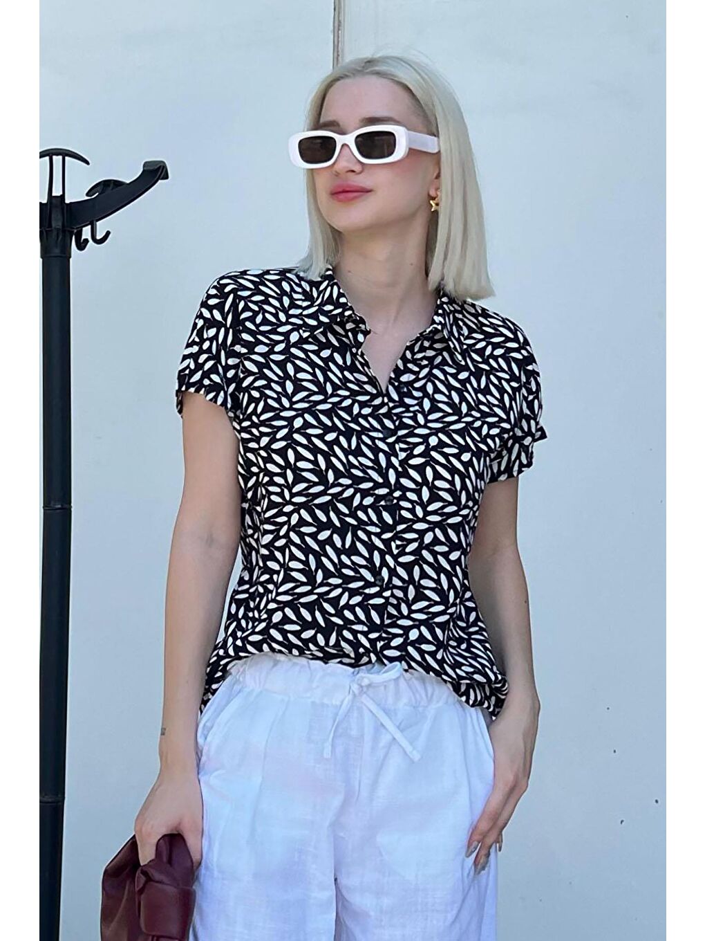 Siyah Çiçek Desenli Kısa Kollu Kadın Gömlek Mg2098-1