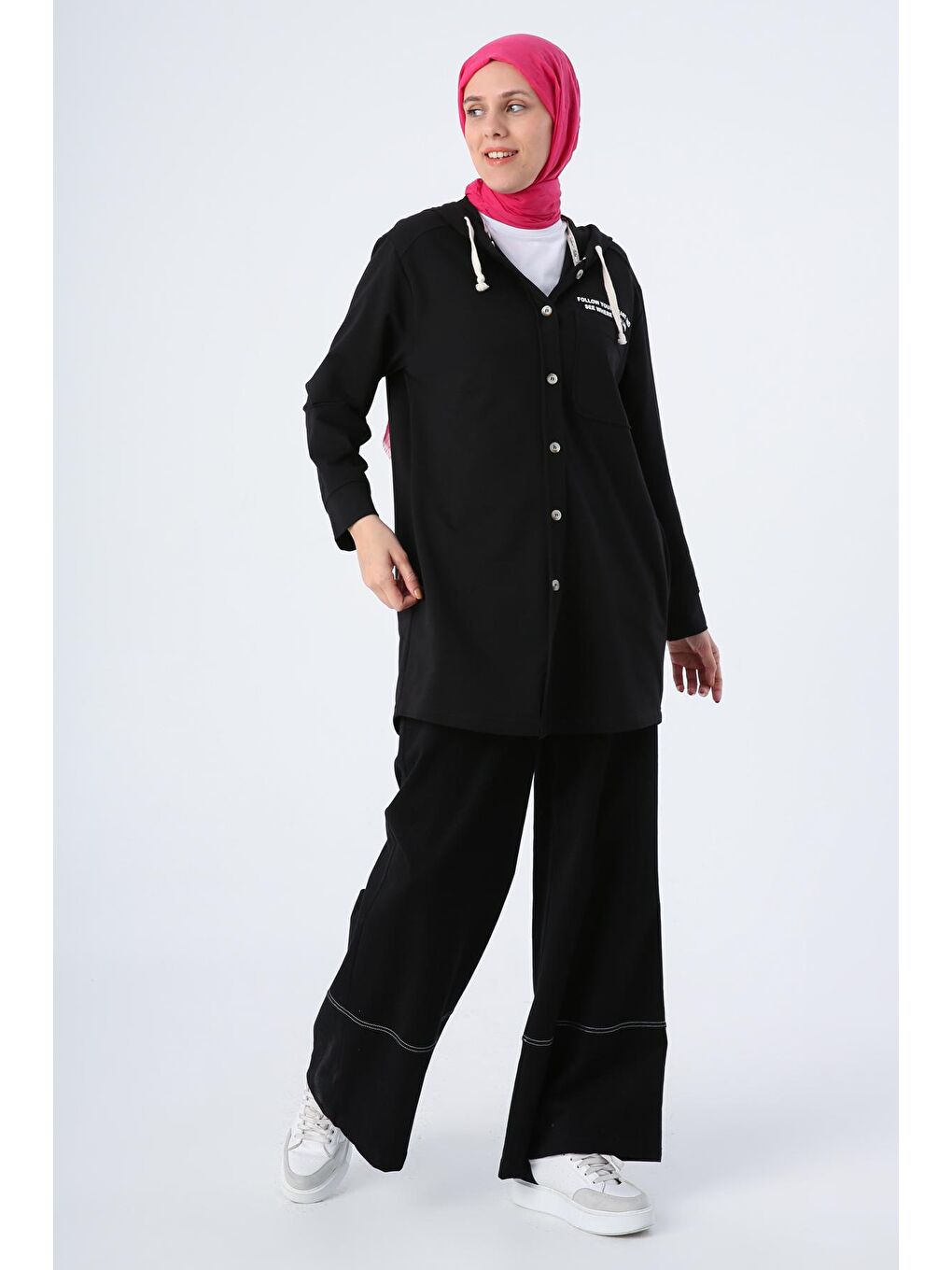 Siyah Kapüşonlu Düğmeli Örme Hırka-1