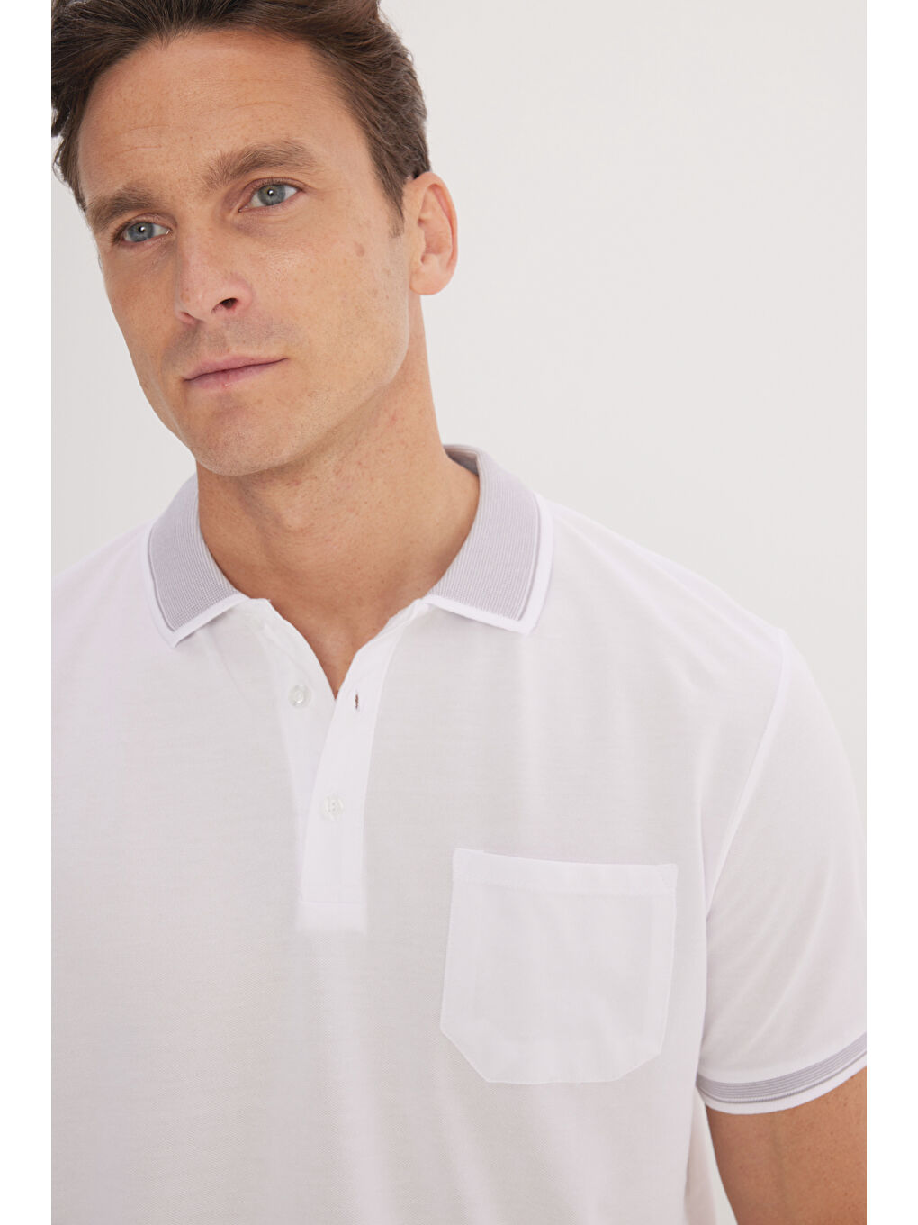 Erkek Beyaz-Beyaz Pamuklu Comfort Fit Rahat Kesim Polo Yaka Cepli Tişört-3