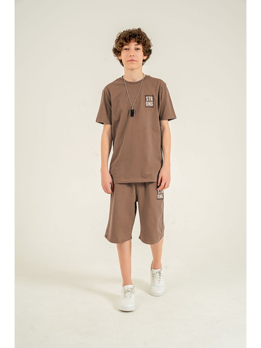 Kahverengi Strong Baskılı Kolyeli Erkek Çocuk Şort - Tişört Takımı