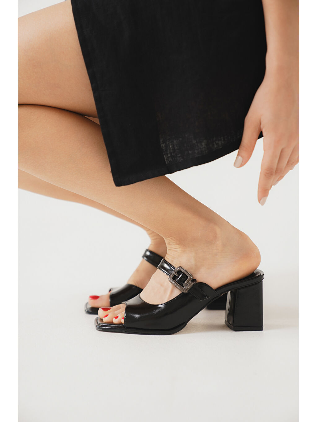 Siyah Monika Küt Burunlu Orta Topuklu Taşlı Tokalı Kadın Terlik-1