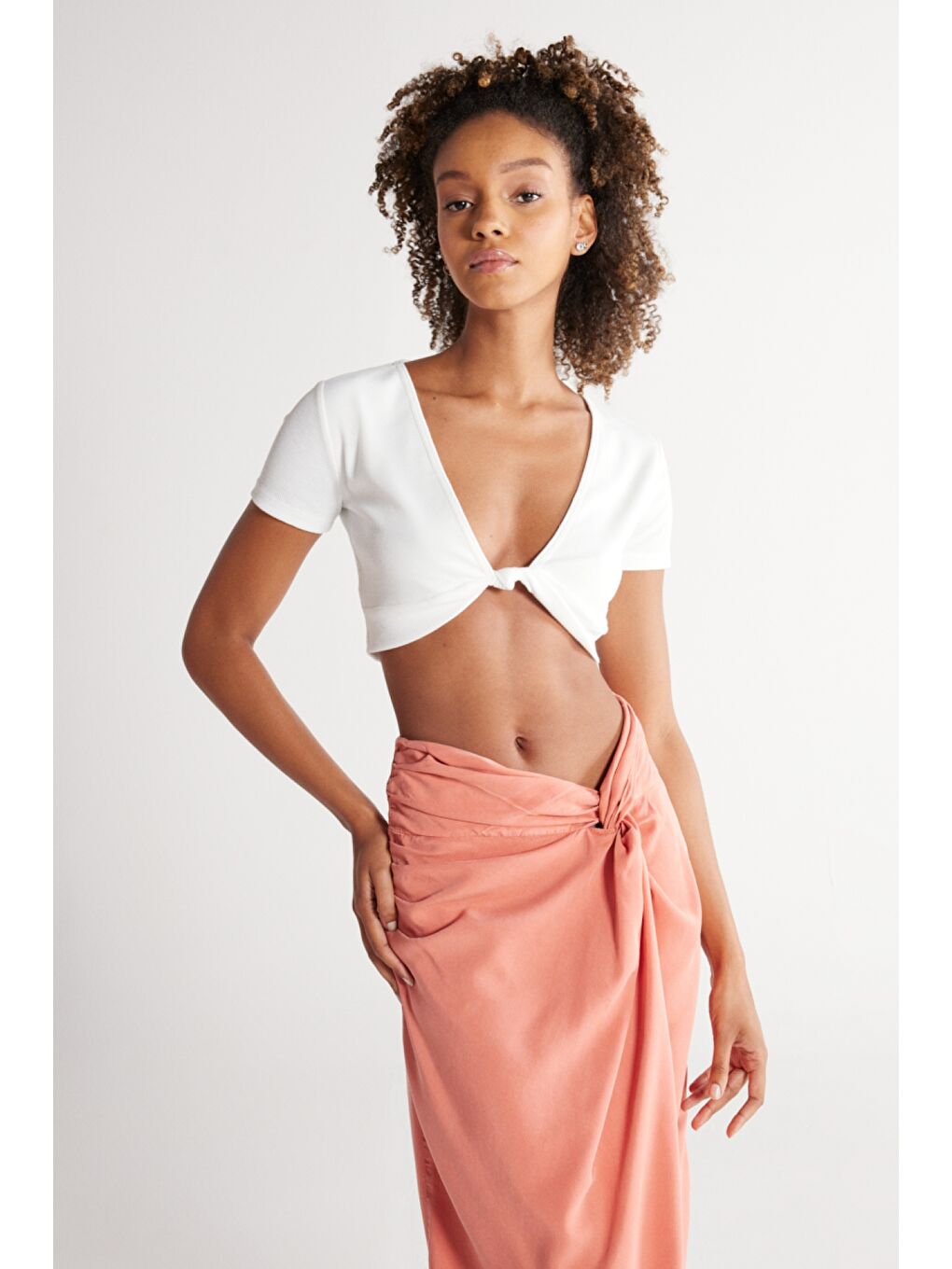 Regular Fit Normal Kesim V Yaka Beyaz Crop Bluz-1