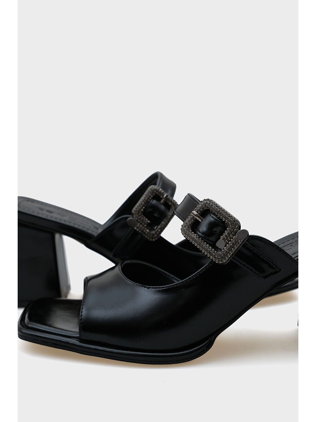 Siyah Monika Küt Burunlu Orta Topuklu Taşlı Tokalı Kadın Terlik-5