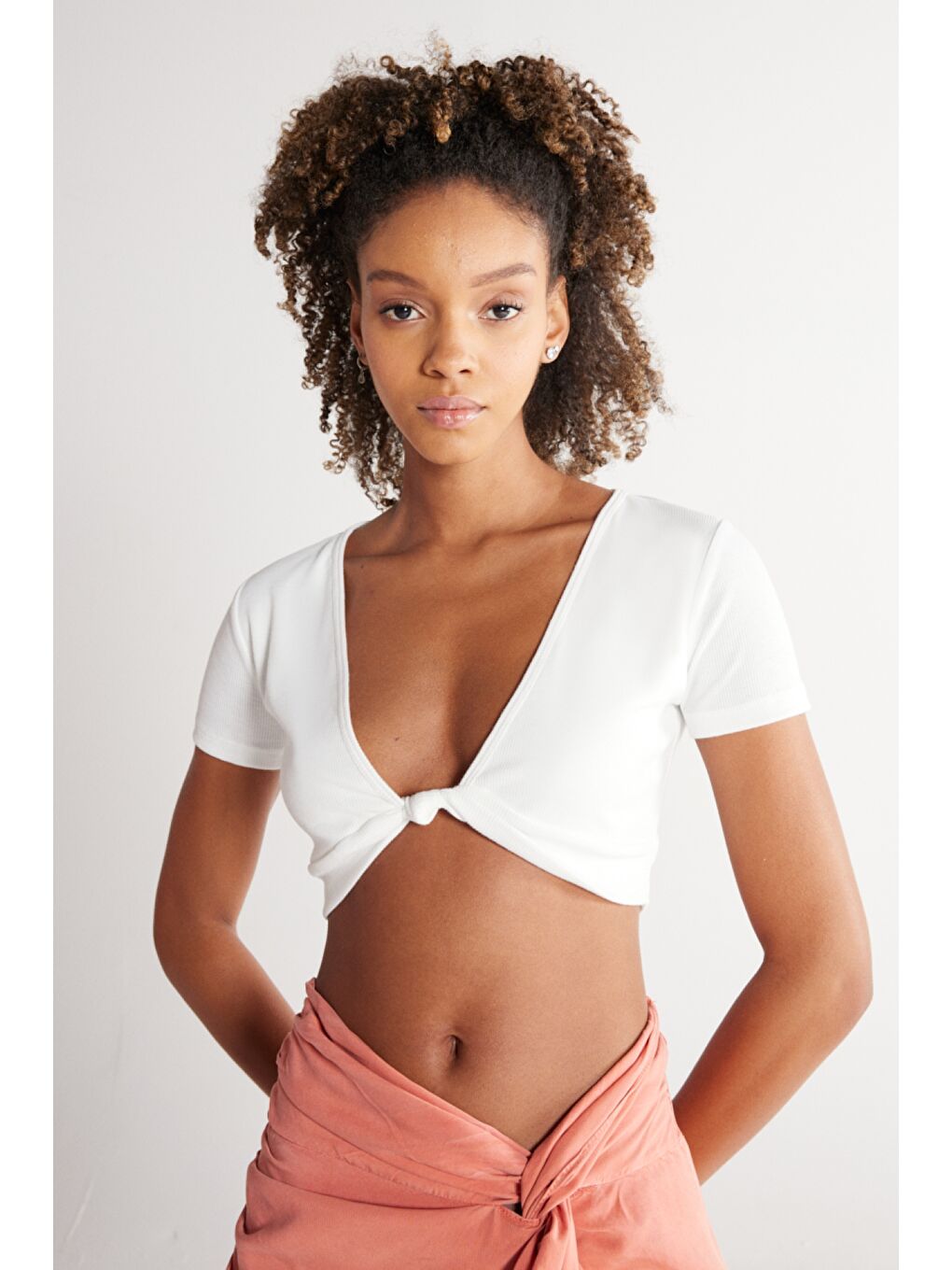 Regular Fit Normal Kesim V Yaka Beyaz Crop Bluz-4