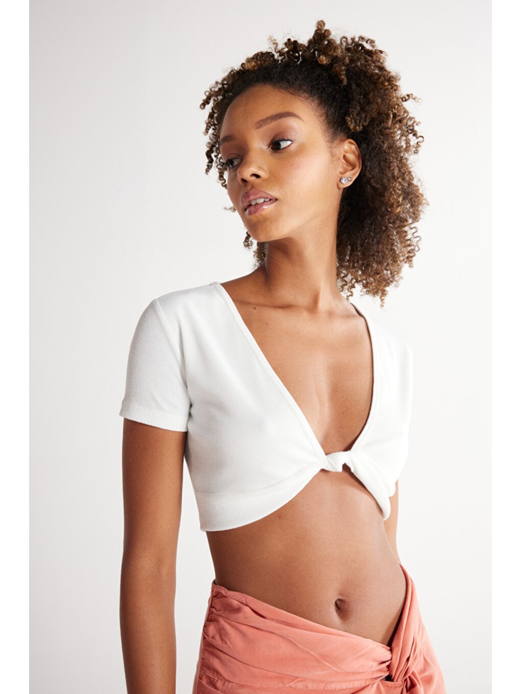 Regular Fit Normal Kesim V Yaka Beyaz Crop Bluz-5