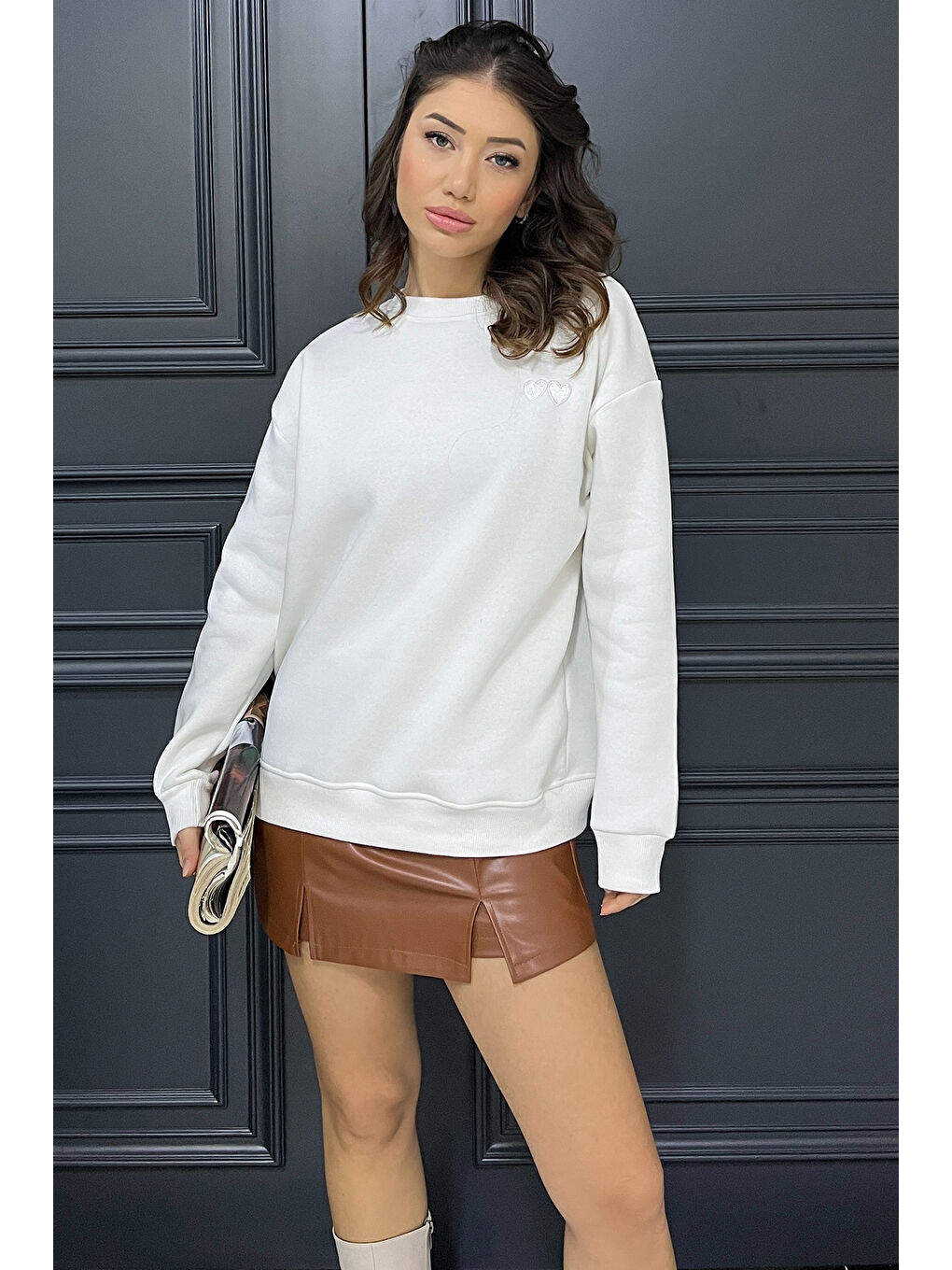 Beyaz Kalp Nakışlı Üç İplik Şardonlu Kadın Sweatshirt-1