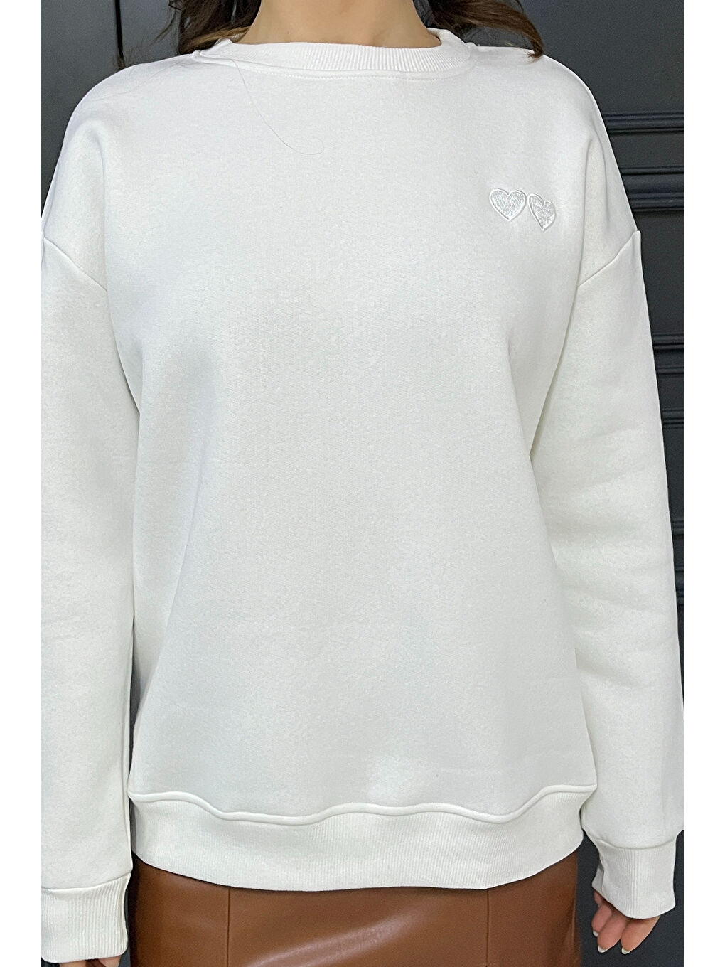 Beyaz Kalp Nakışlı Üç İplik Şardonlu Kadın Sweatshirt-2