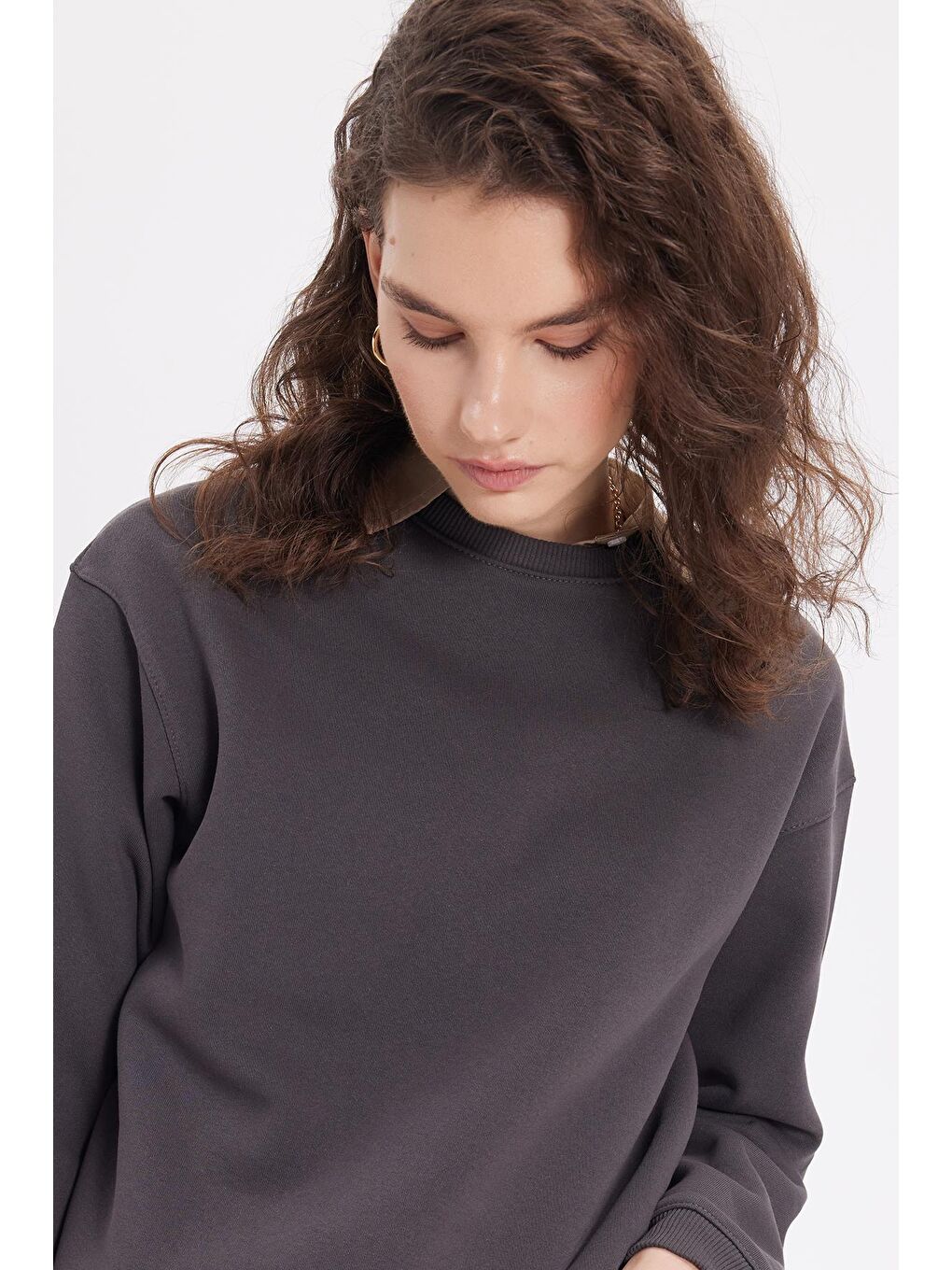 Gri Kadın Oversize Geniş Kesim Pamuklu Bisiklet Yaka Füme Sweatshirt-1